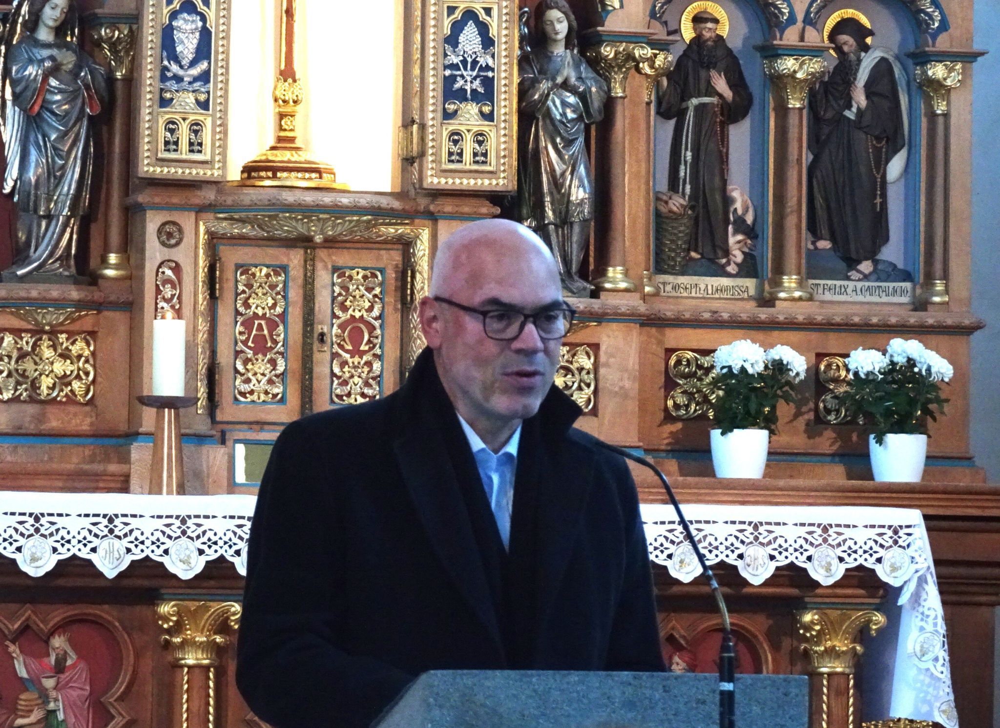 Andreas Weber überbrachte als Stellvertreter von Bischof Benno Elbs Worte an die neuen Hausbesitzer.