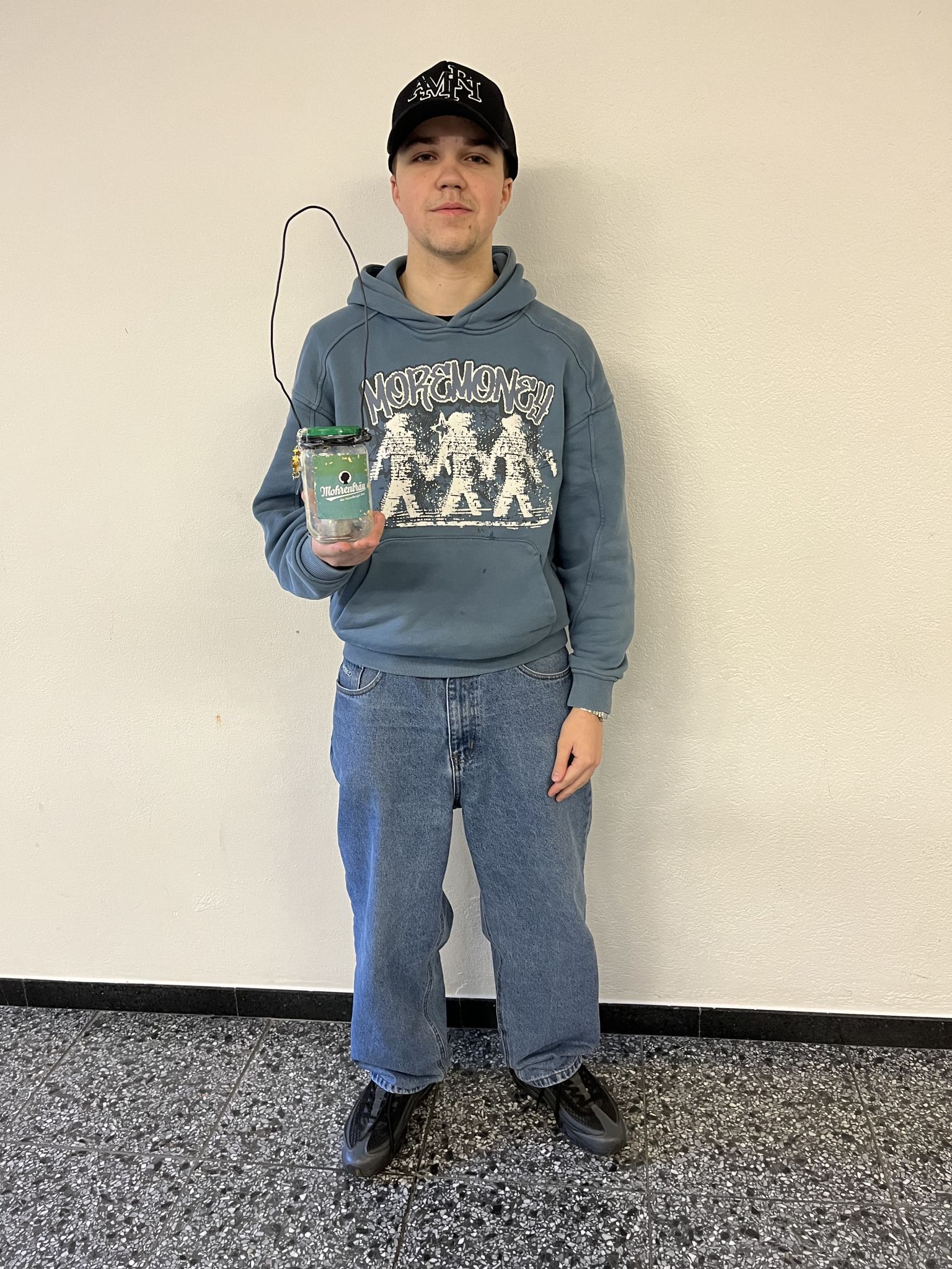 Lehrling Raphael Deuring präsentiert stolz seine Laterne.