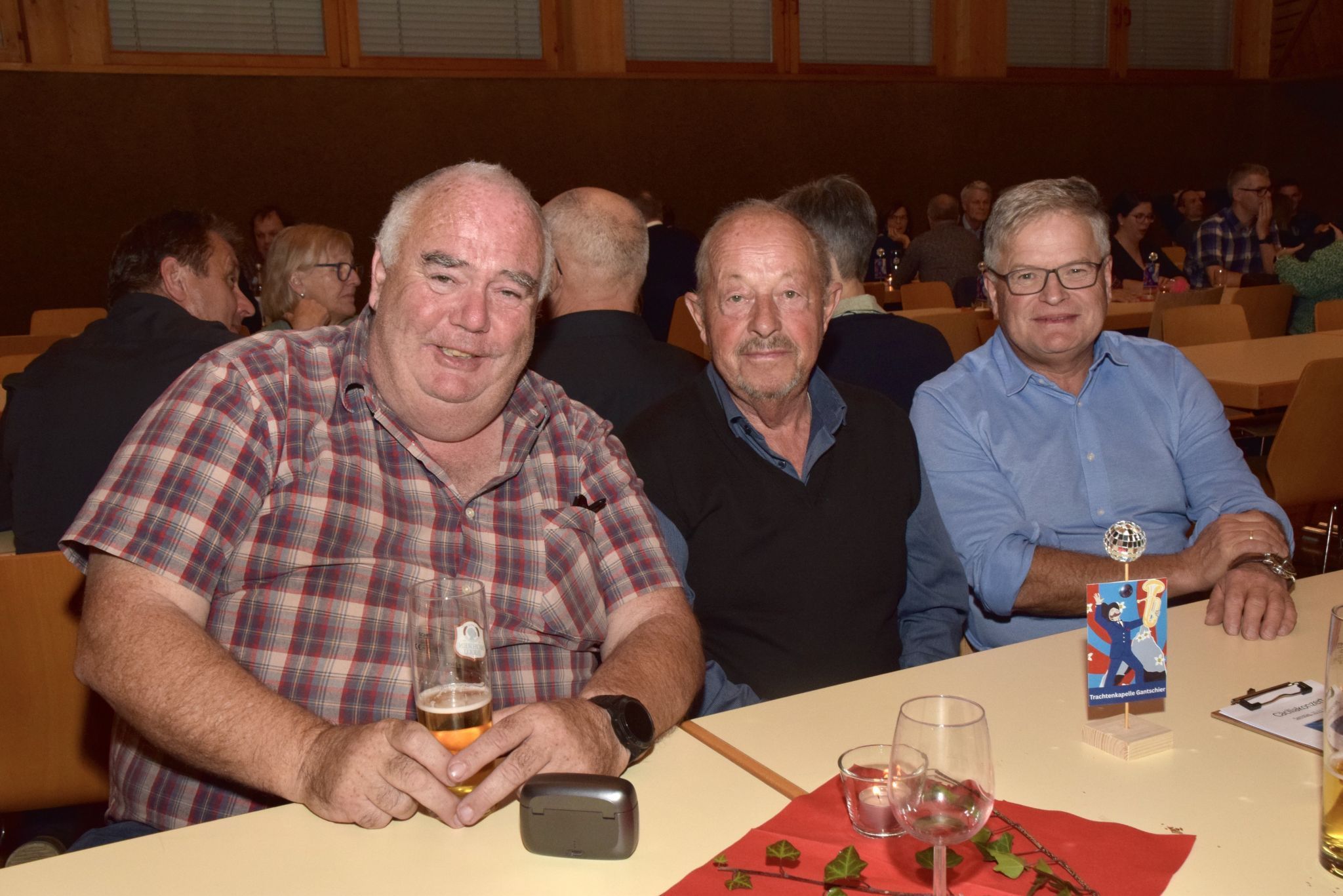 Georg Stampfer, Peter Schnetzer und Michael Segato beim Hock im Anschluss an das zweite Konzert im Polysaal Gantschier.