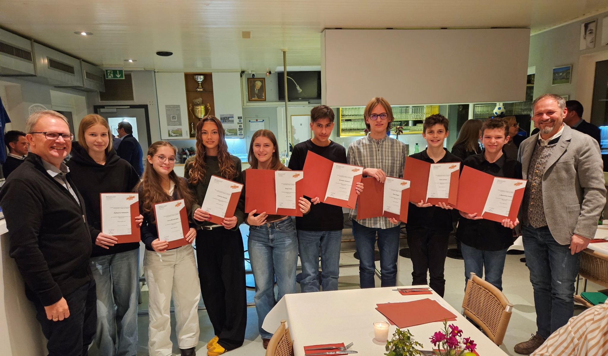 Nachwuchs aus der „Jungmusik“: Katharina Hämmerle, Anna Moosbrugger, Johanna Guschl, Emely Schele, Kristofer Haltmeier, Elias Klagian, Elias Schmid und Maxi Forster, im Bild von links mit Jugendreferent Michael Schmid und Vorstand Helmut Immler. Es fehlt Tamino Engstler.