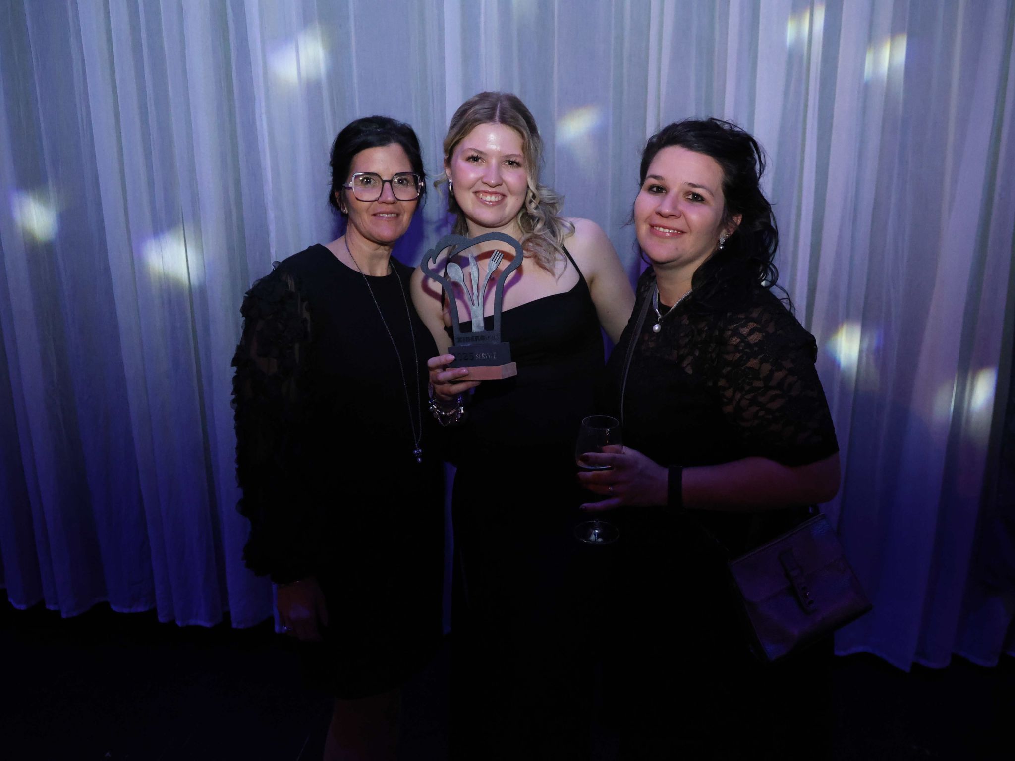 Service-Vizemeisterin Hanna Herburger (Mi) mit Mama Stefanie (l) und Chefin Michaela (