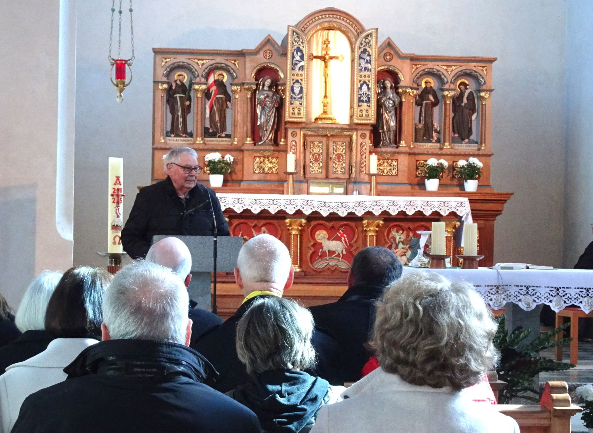 Klostervater Elmar Mayer hieß die zahlreichen Gäste in der Klosterkirche willkommen.