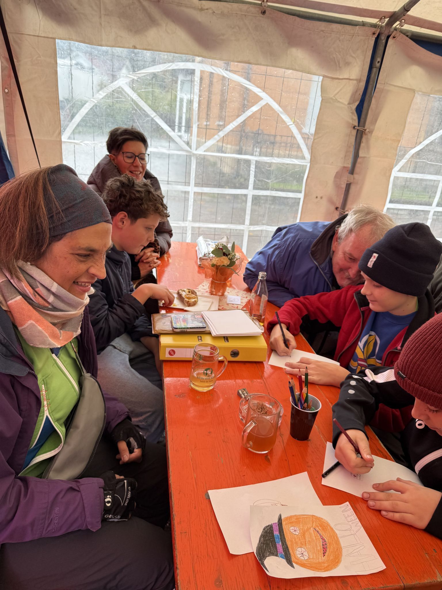 die Kinder basteln mit Sabine