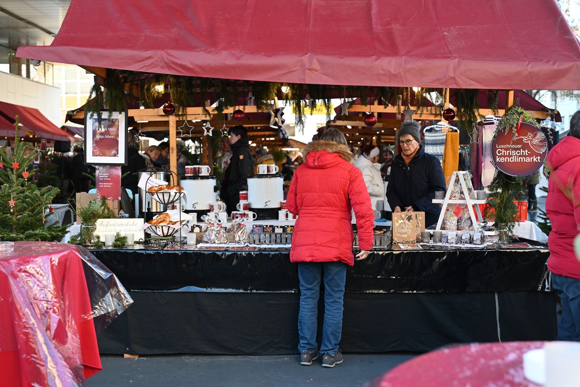 Zahlreiche Stände von regionalen Ausstellern laden zum Schmökern ein.