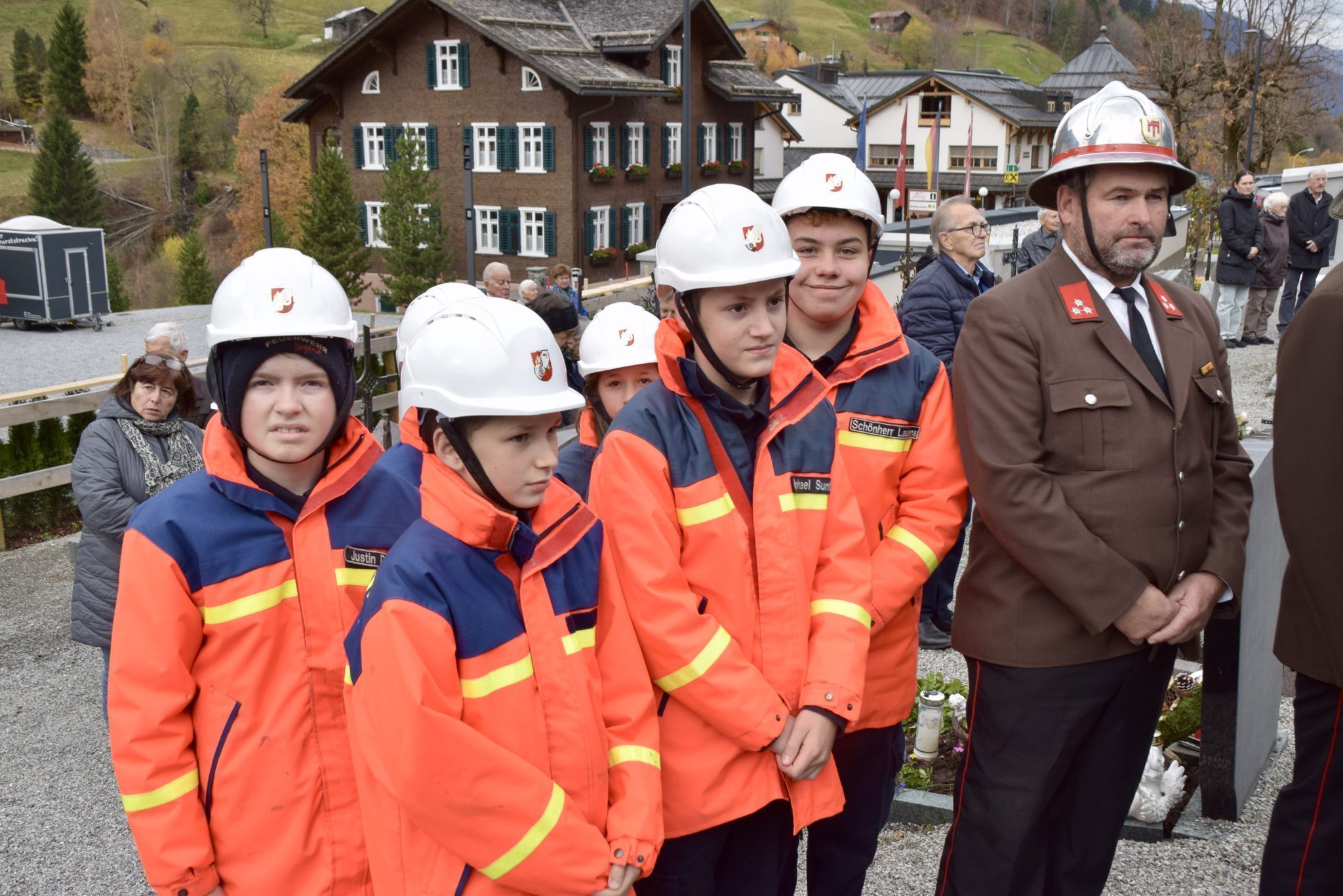 Unter den Teilnehmenden am Gefallenengedenken befanden sich auch Mitglieder der Ortsfeuerwehr Gaschurn und der örtlichen Feuerwehrjugend.