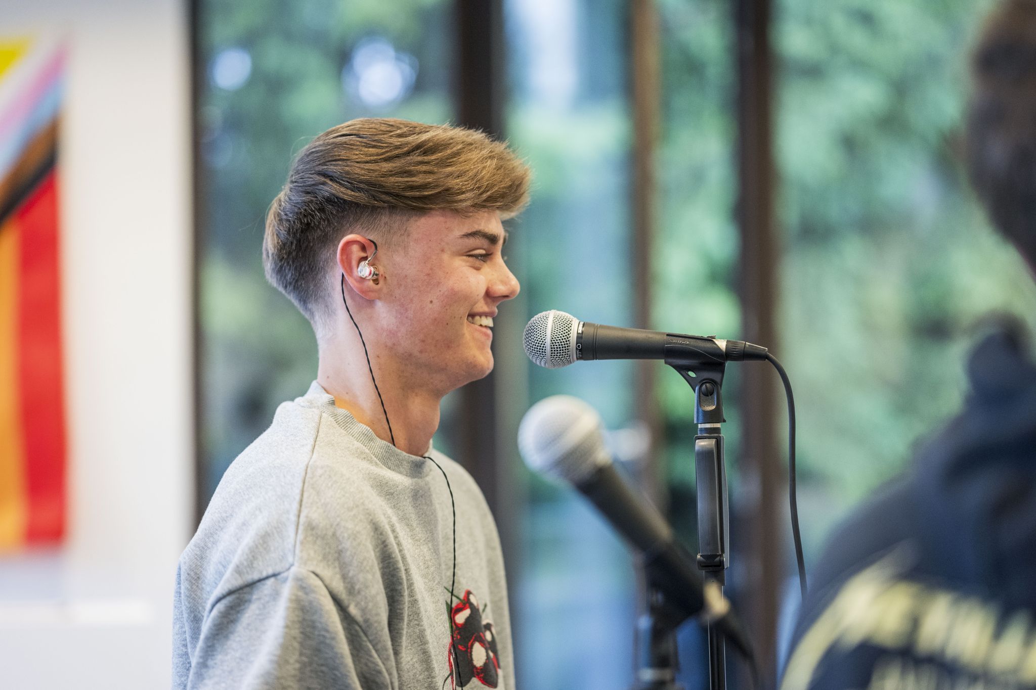 Der 19-jährige Linus Riedmann singt im Bass - und gerne auch mal im Auto. 