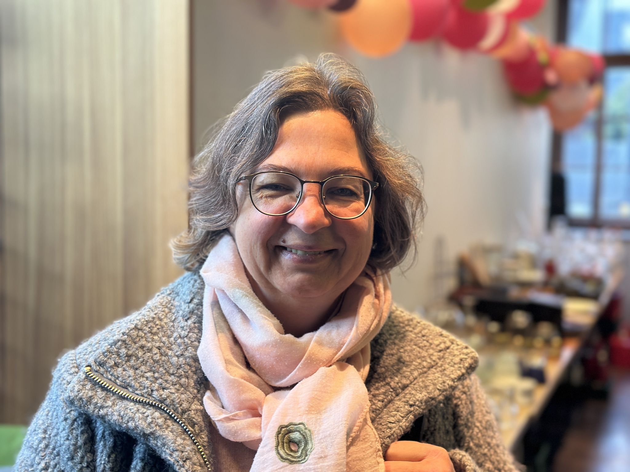 Simone Amann-Engstler, Bludenz: Ich habe per Zufall erfahren, dass heute der Flohmarkt stattfindet. Da ich gerade umgezogen bin, bin ich mit einer Freundin zum Stöbern hergekommen. Es gibt hier eine wirklich tolle Auswahl.