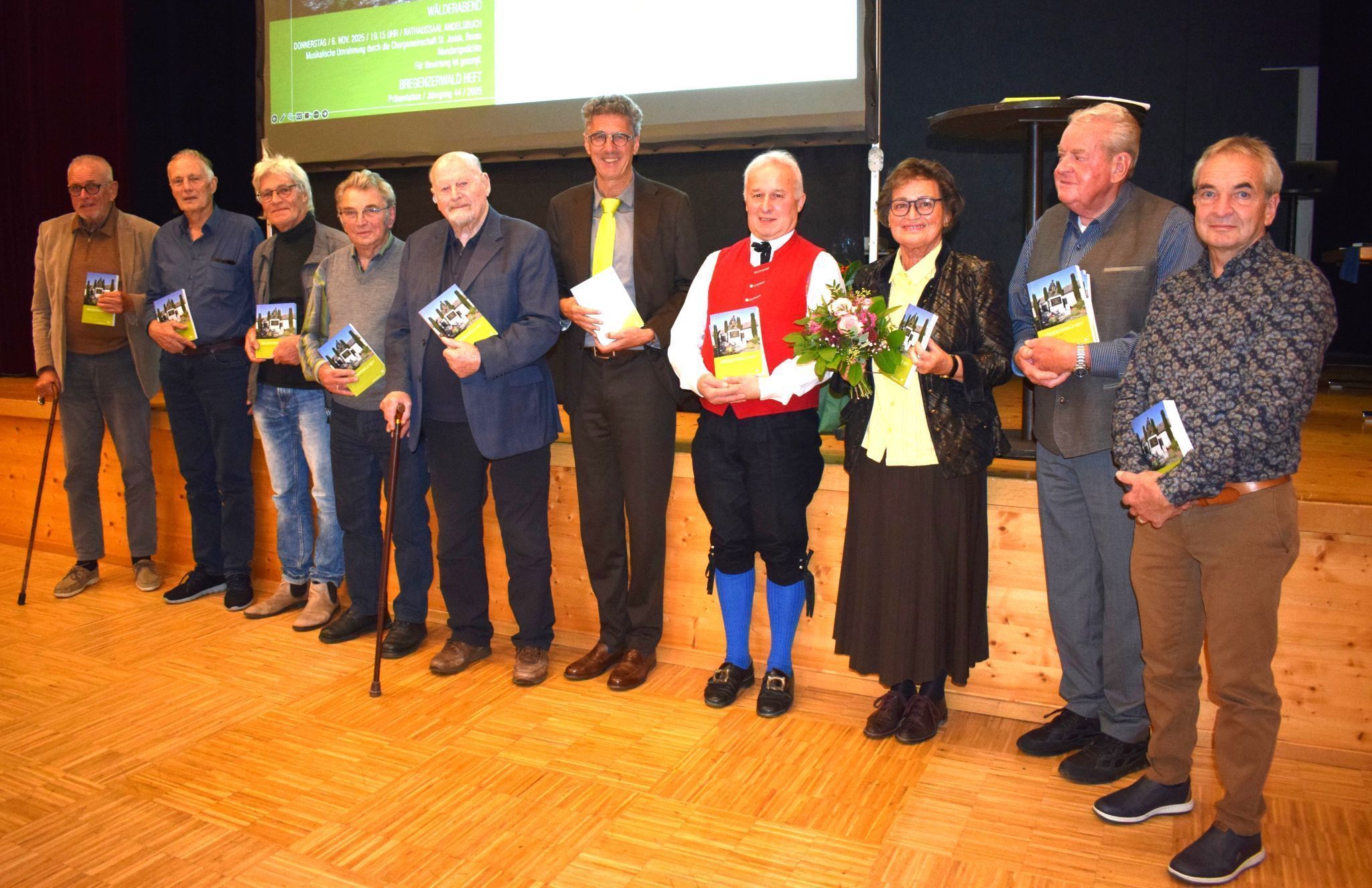 Den anwesenden Autorinnen und Autoren wurden die Belegexemplare überreicht.