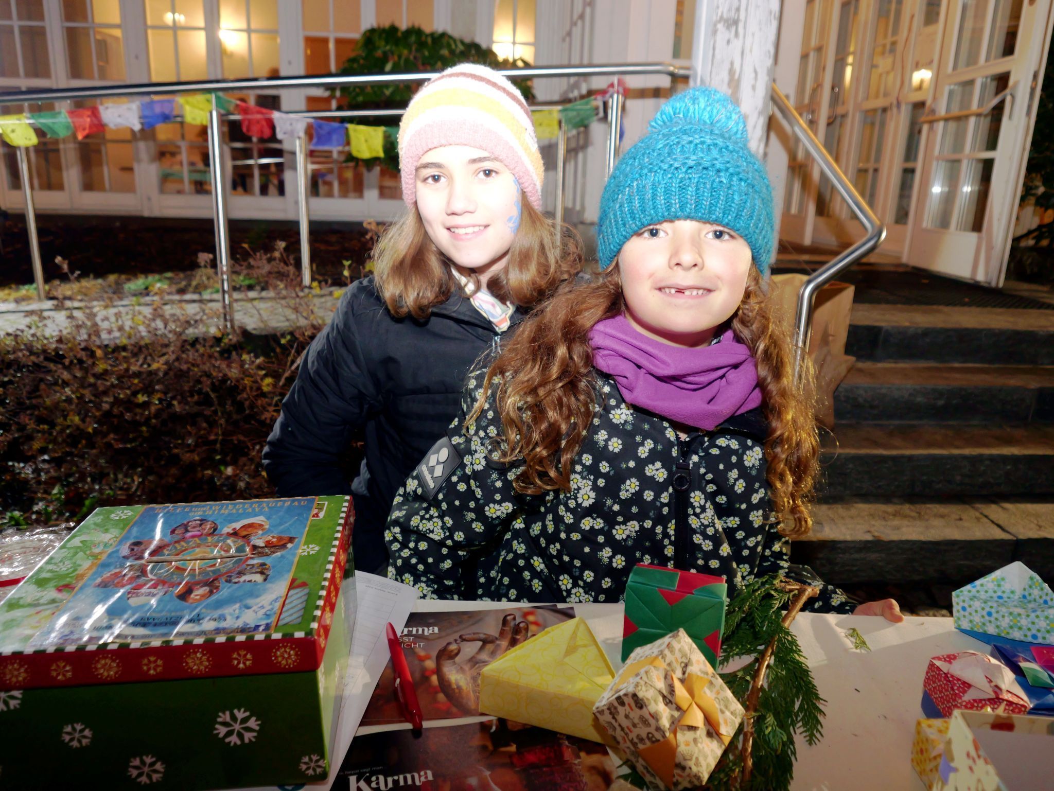Maya und Tara rührten mit Selbstgebasteltem die Spendentrommel.