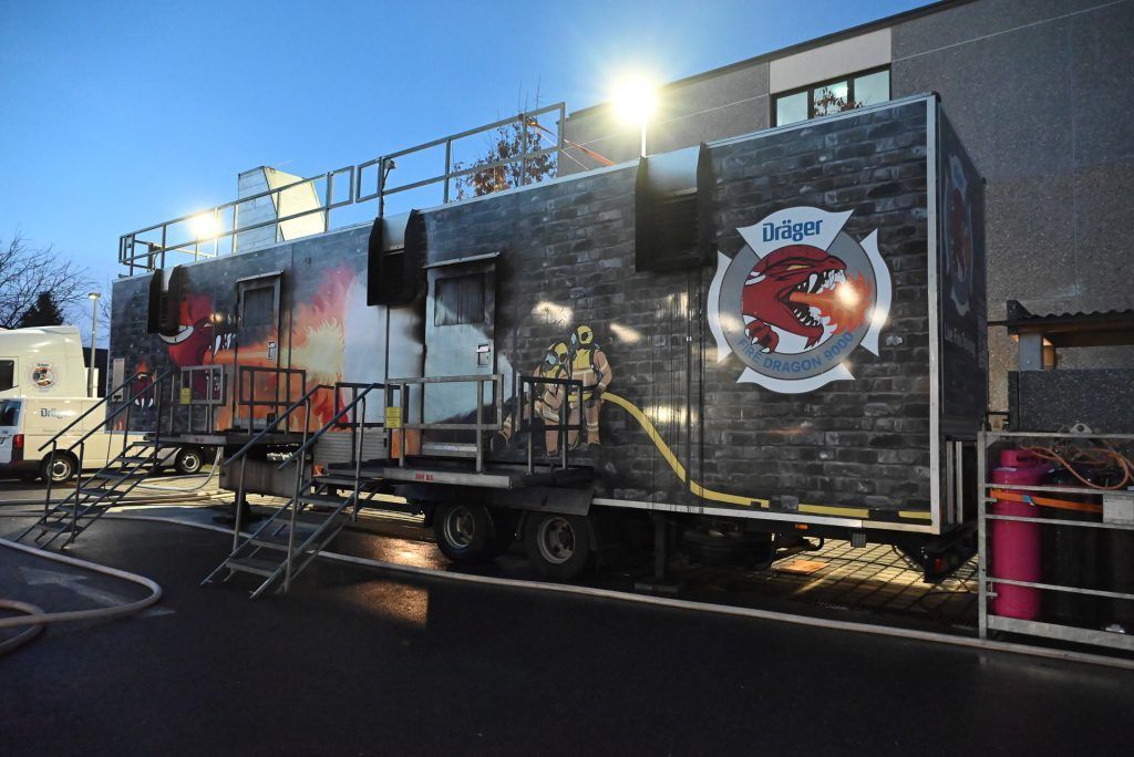 Brandbekämpfer trainieren mit dem &#8220;Feuerdrachen&#8221;