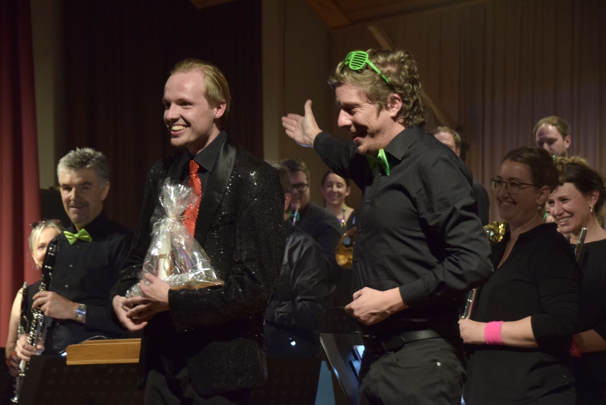 Vereinsobmann Martin Sadjak (r.) gratuliert Kapellmeister Philipp Bargehr.