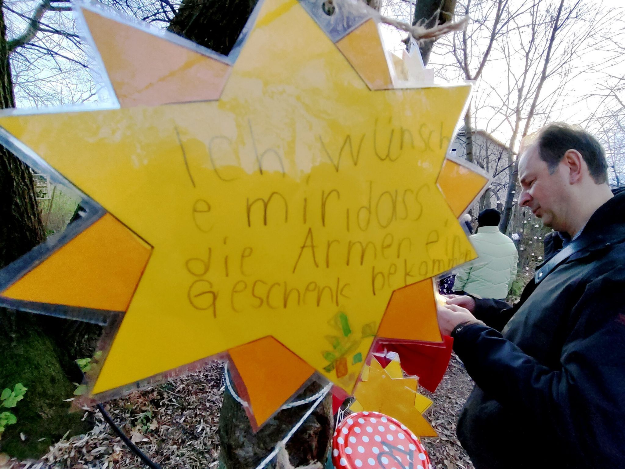 Wünsche für die Welt: Die Klasse 2a zeigt berührende Botschaften der Kinder an das Christkind.