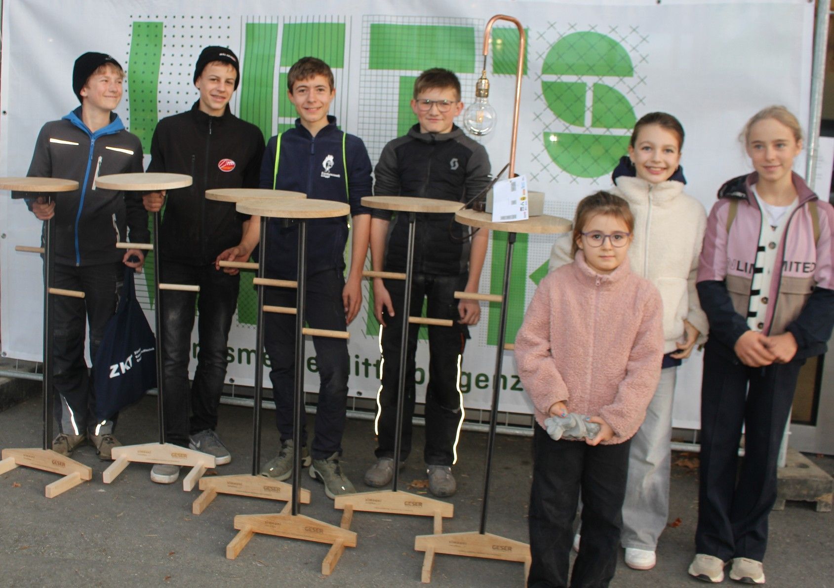 Rund 200 „Stille Diener“, kleine Kleiderständer, wurden angefertigt und durften von den Jugendlichen mit nach Hause genommen werden. PETER STRAUSS