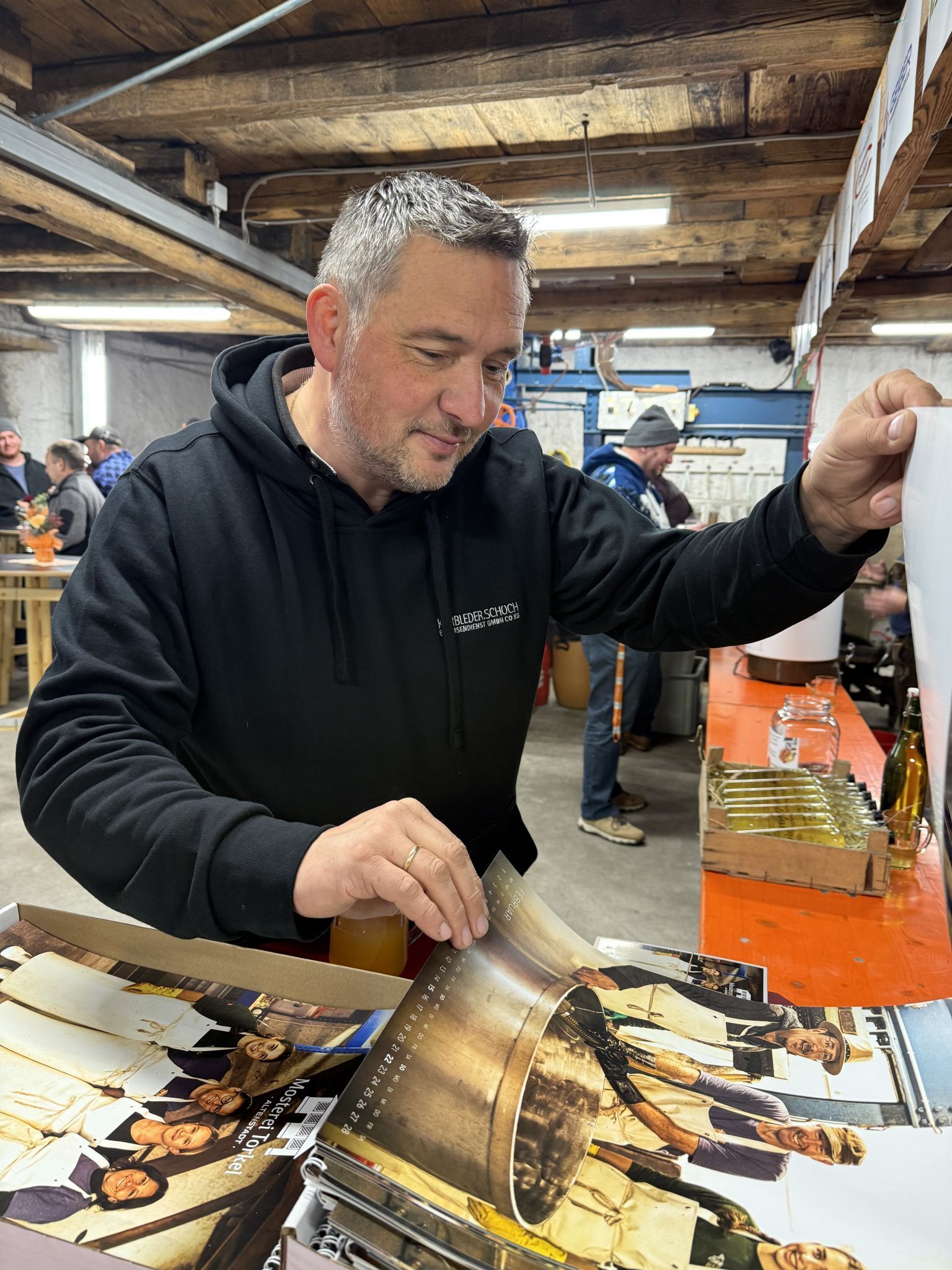 Markus stöbert im Kalender