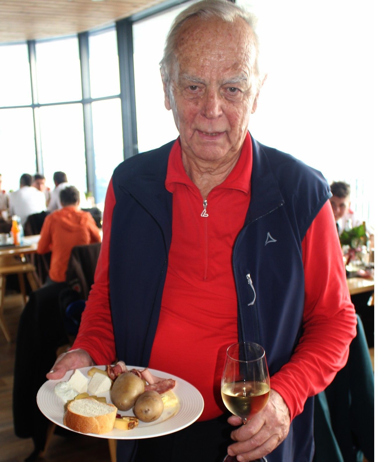 Der Benefiz-Klassiker: Bauernbuffet, gsottone Grumpara und ein gutes Glas Wein.