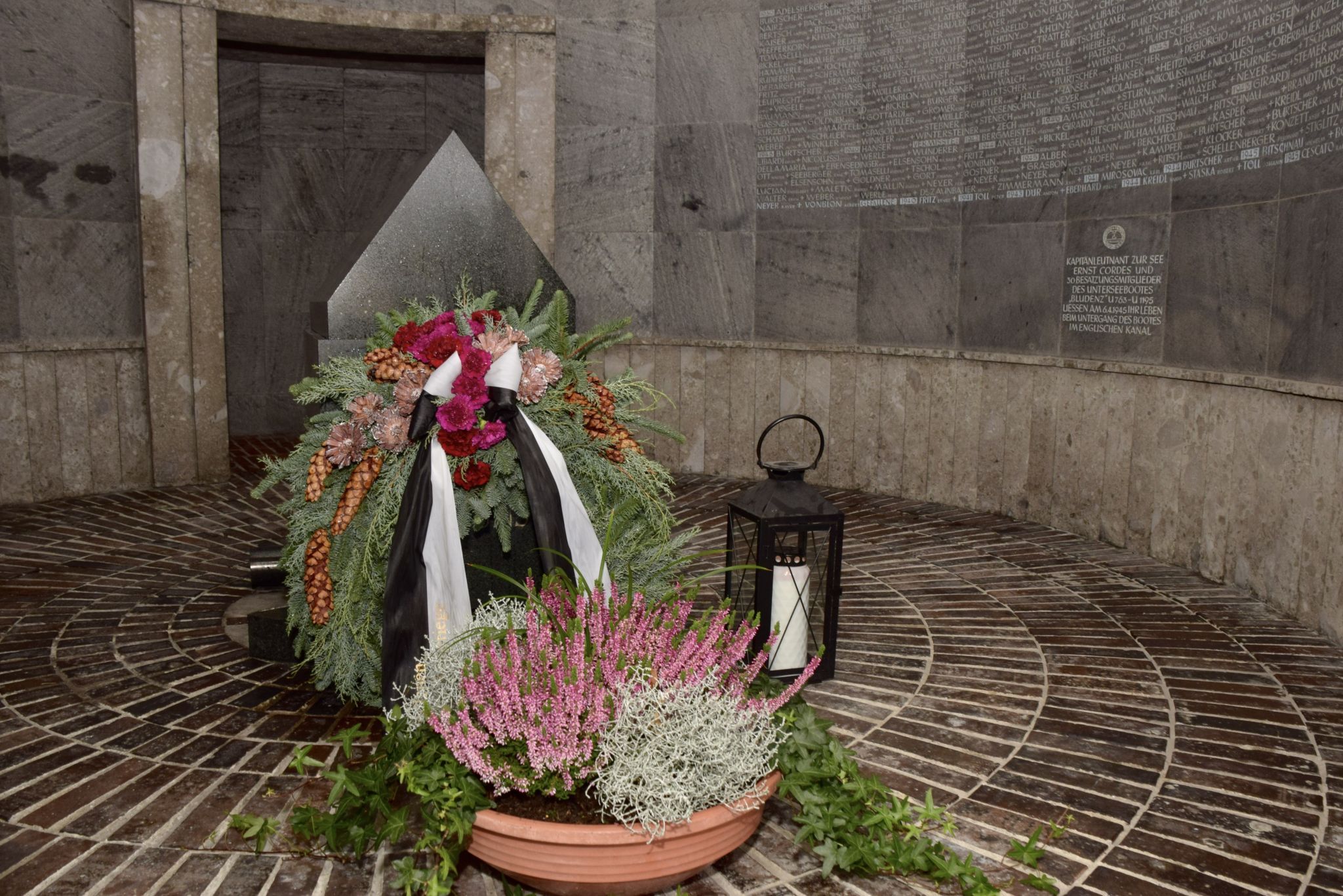In der Krypta des Bludenzer Kriegerdenkmales wurde in ehrendem Gedenken an die gefallenen und vermissten Soldaten der Kriege ein Kranz niedergelegt.
