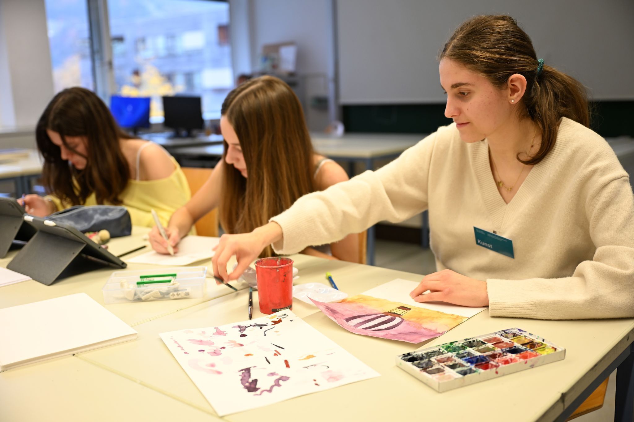 Im Kunstatelier arbeiteten Schülerinnen an Malprojekten.