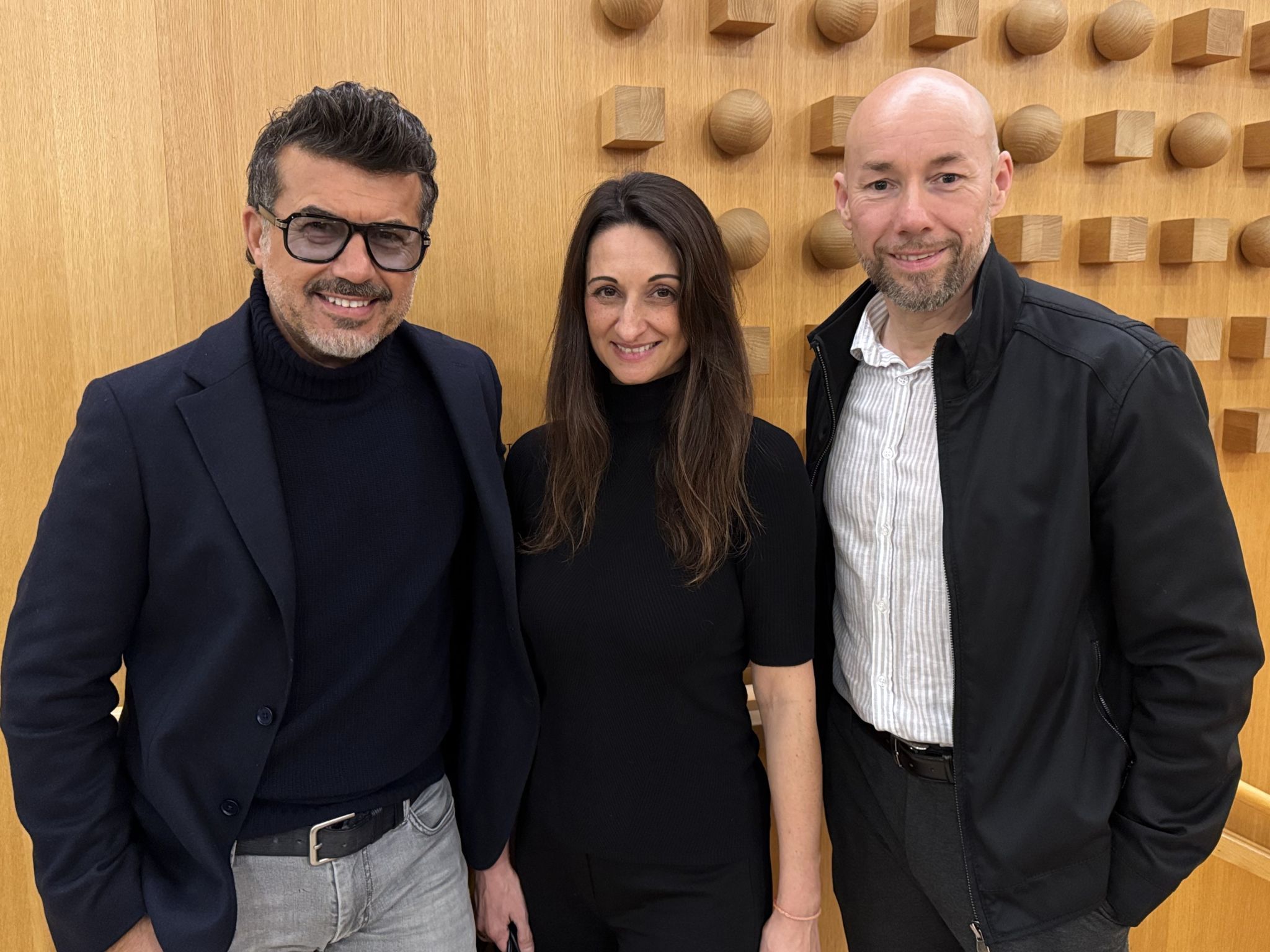 Unternehmer Mike Galeli mit Simone und Johannes Sturn (Team Agentur).