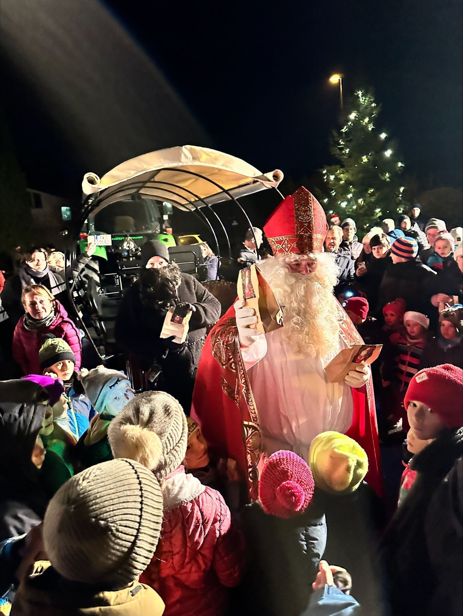 Der Nikolo verteilte die Geschenke.