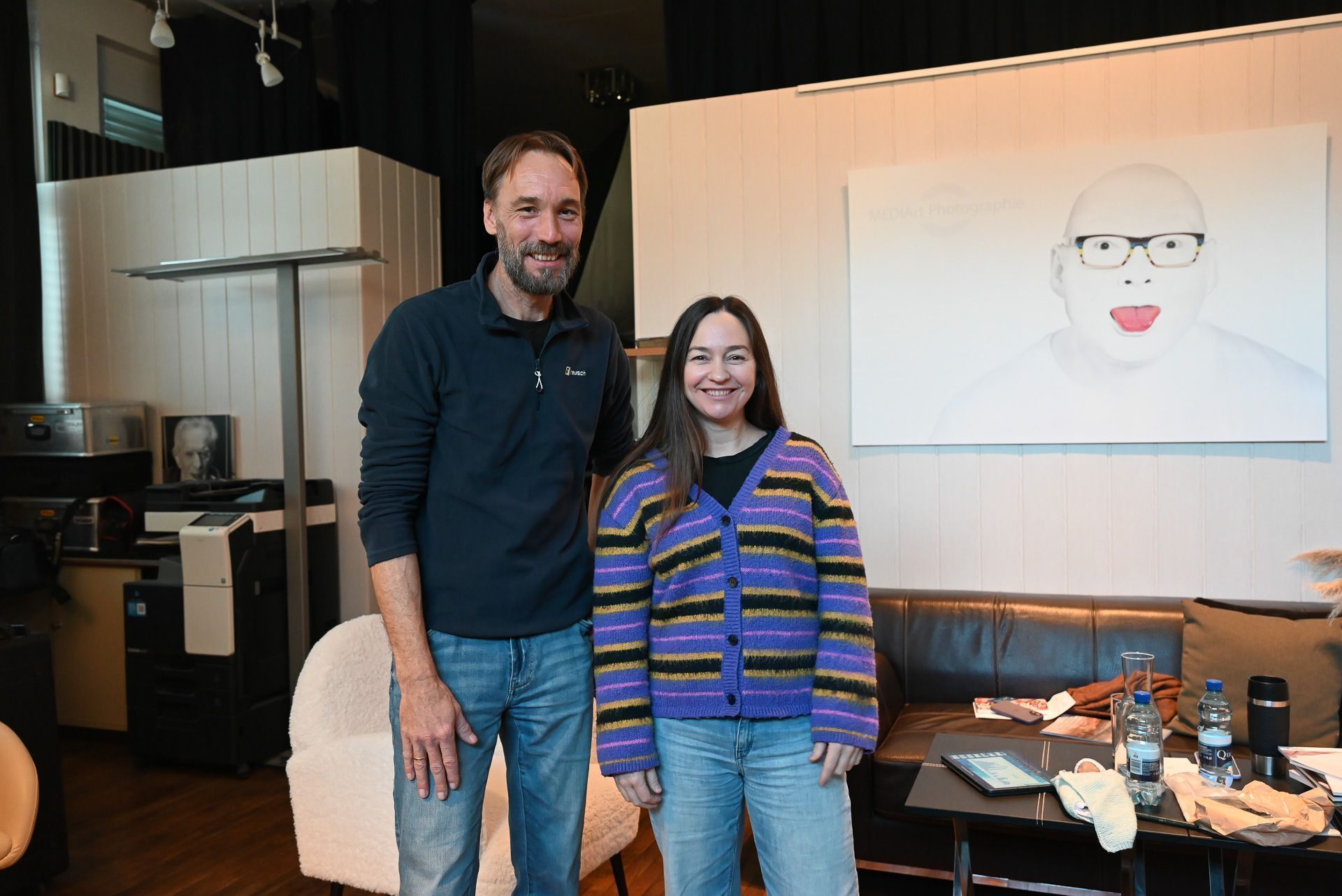 Andreas Uher (Obmann des Vereins Vergiss mich nicht - Sternenkinder Fotografie) freut sich, dass Musikerin Julia Zischg ein eigenes Lied für die Sternenkinder komponiert hat.