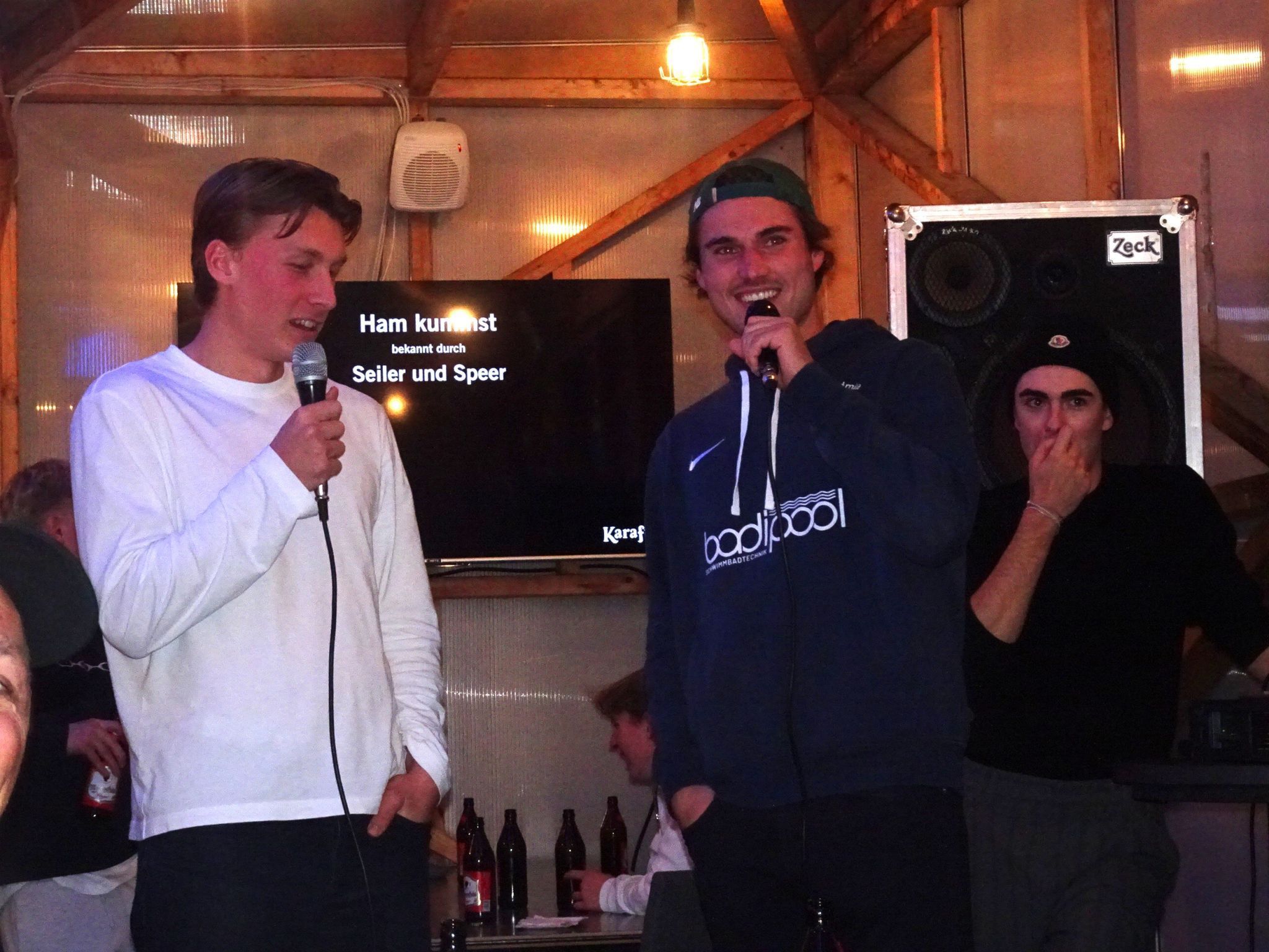 Bei der Karaoke Night, gab es noch emotionale Ansprachen von Felix Gunz und Kilian Madlener für ihren Mitspieler.