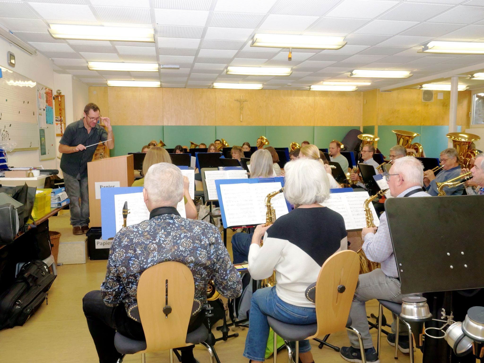 Kapellmeister Mario Wiedemann führt das Orchester mit Routine und musikalischem Feingefühl durch die letzten Proben.