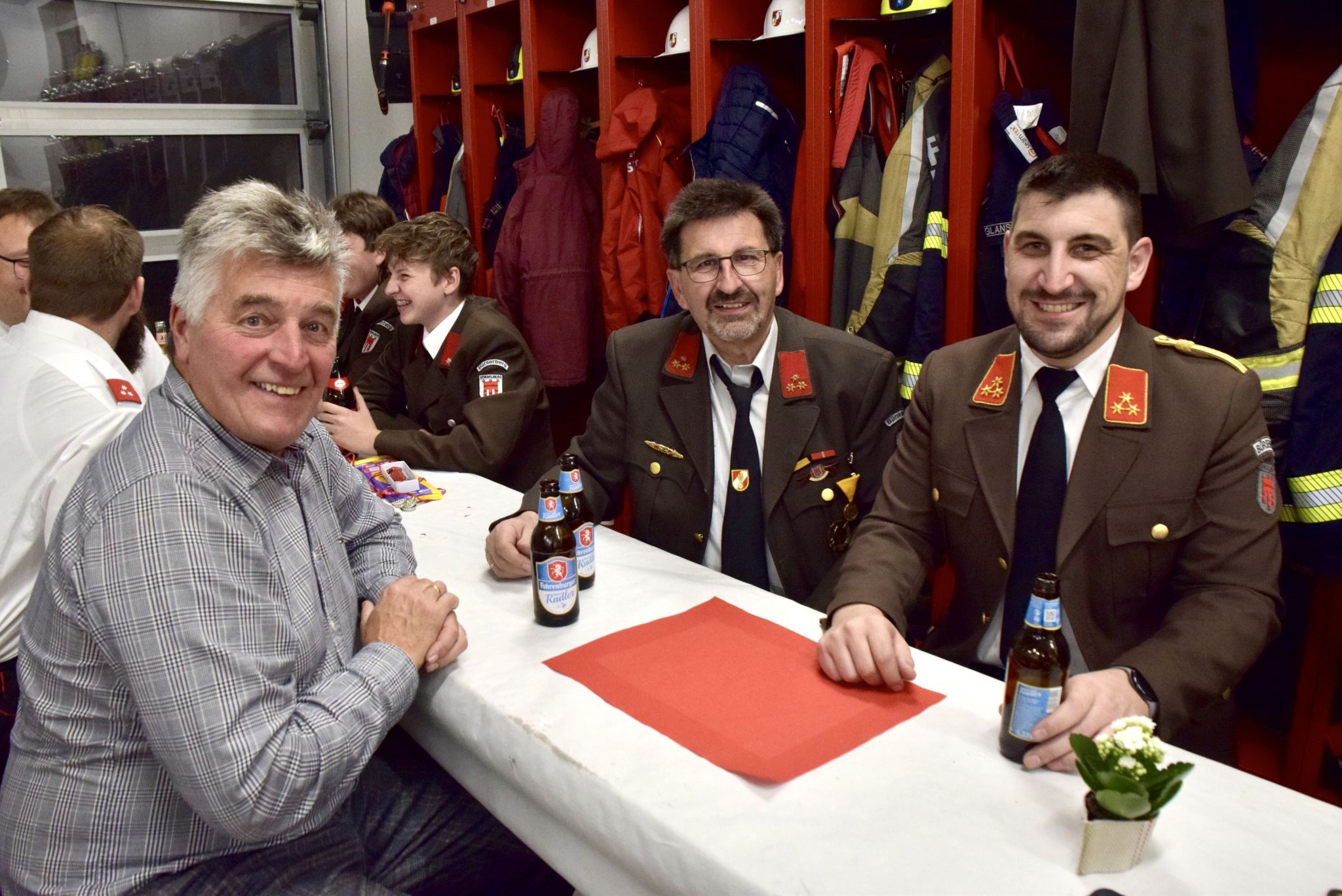 Gut unterhalten haben sich bei der Gründungsversammlung der Feuerwehrjugend Bürserberg der Bürgermeister der Gemeinde, Fridolin Plaickner (l.), Ehrenkommandant Ernst Wehinger und Feuerwehrkommandant Thomas Wehinger (r.).
