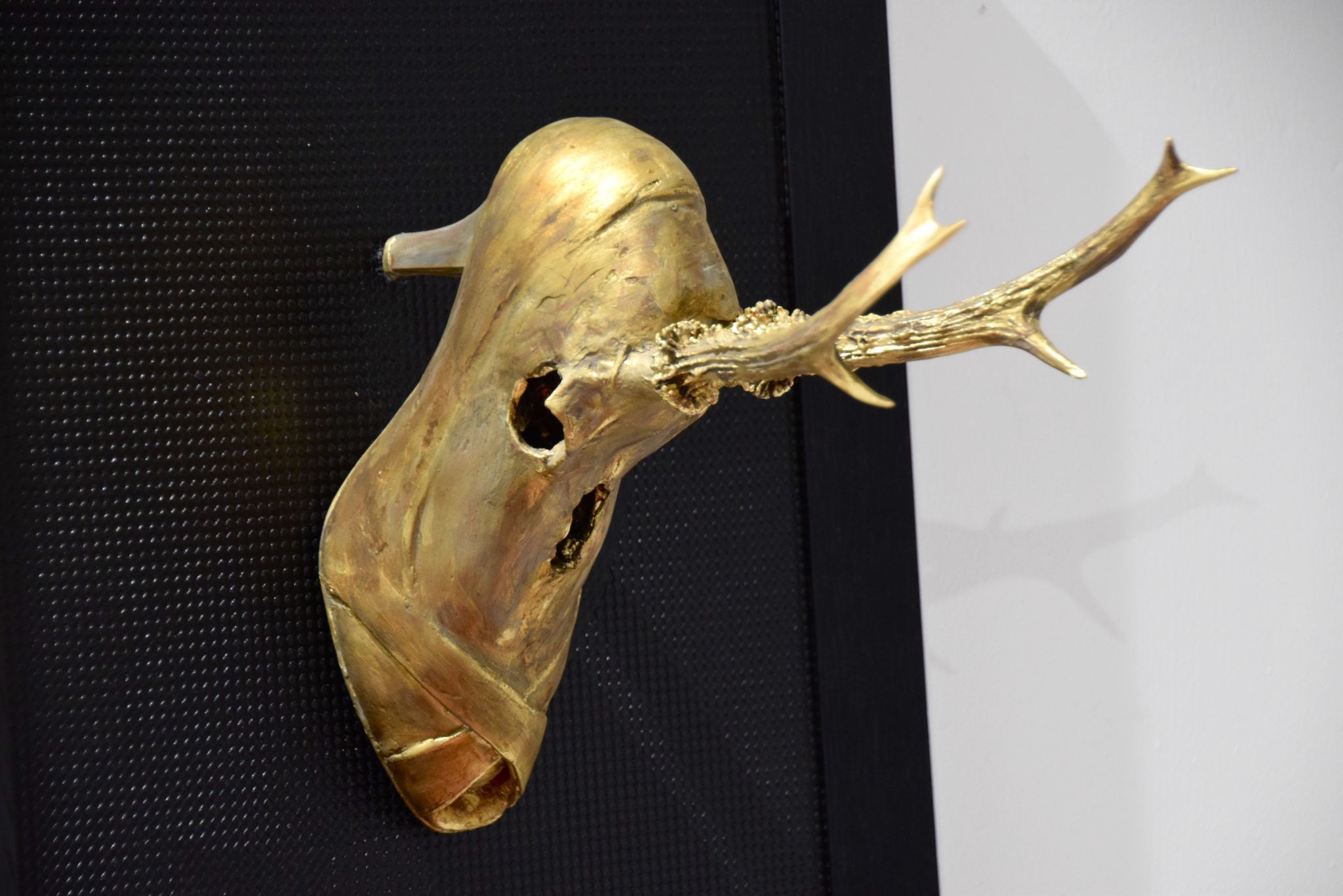 Thomas Anton Rauch - „Schürzenjägertrophäe“ (Polyester Schuh, Bronzepigment).