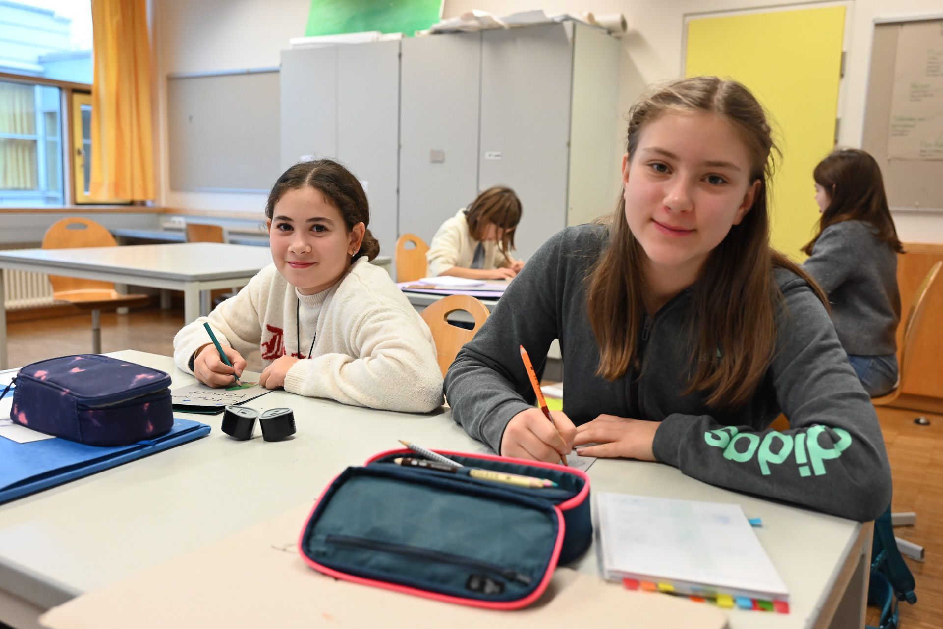 Süeda und Emma beim Zeichnen. 