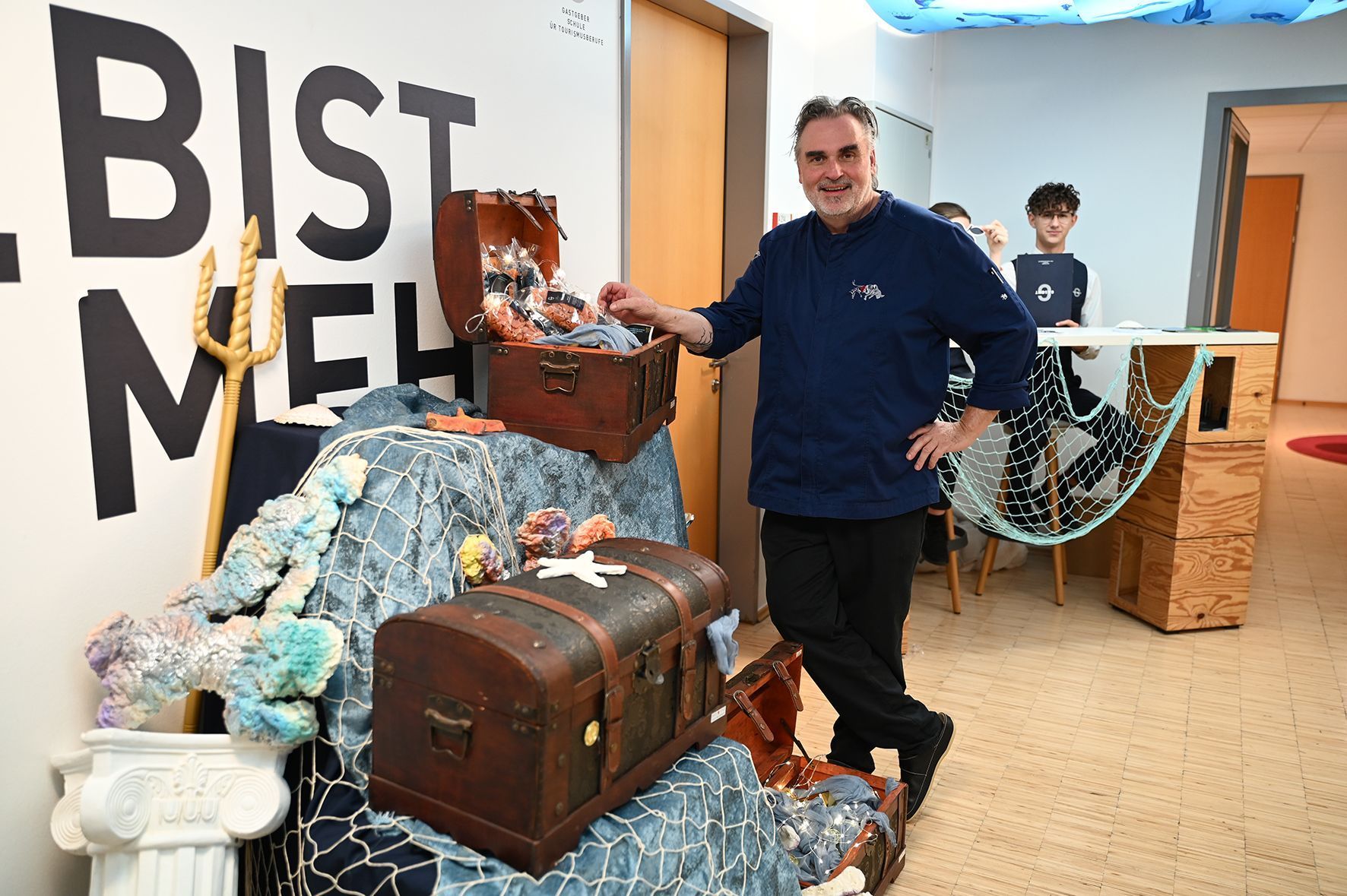 Fachlehrer Bernhard Böhler öffnete Schatztruhe.