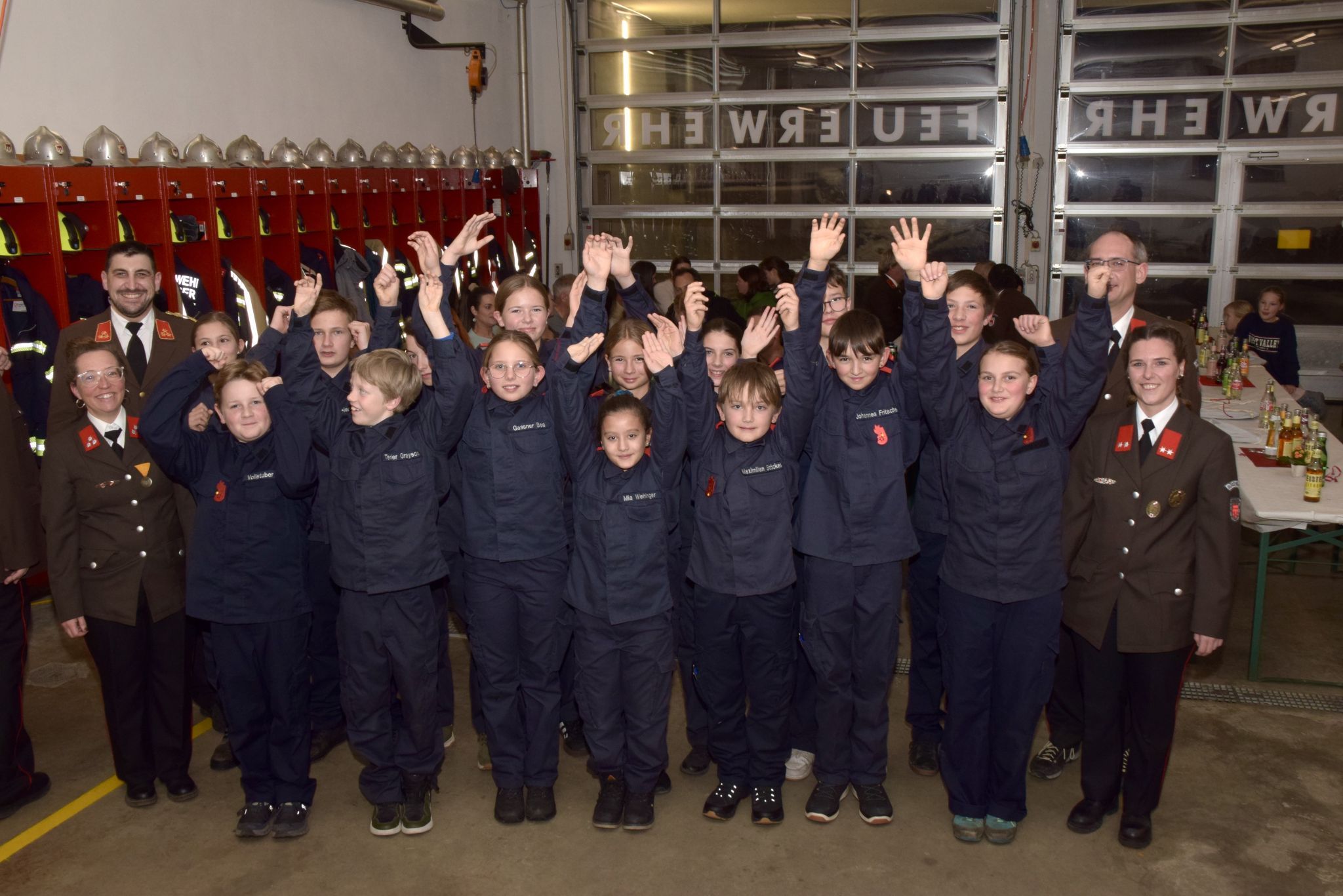 Die Mitglieder der Feuerwehrjugend mit dem Kommandanten und dem Betreuerteam.