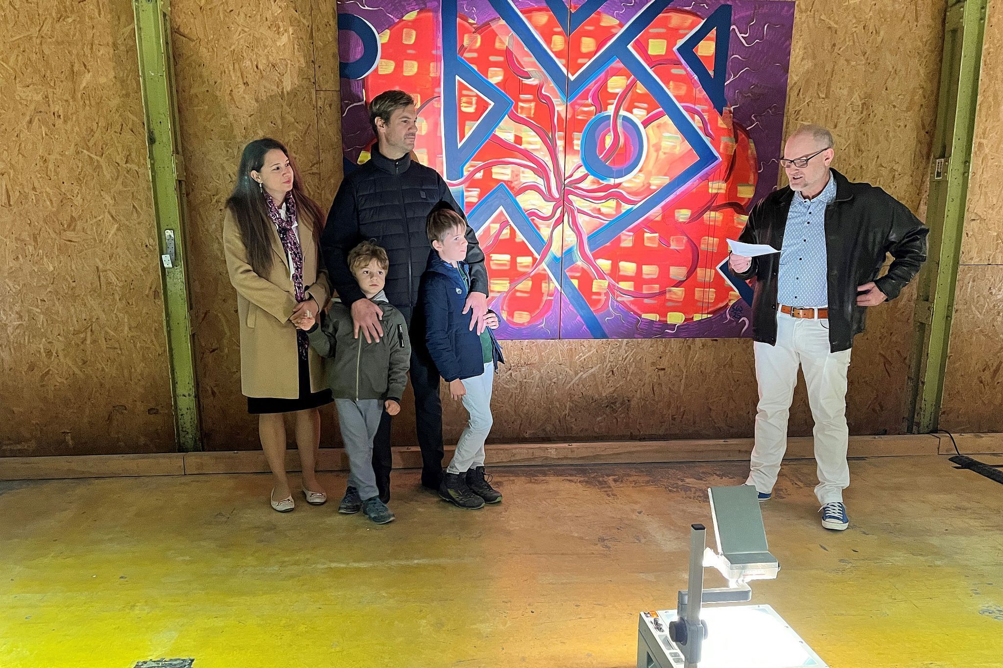 Gander-Schwarzenauer mit seiner Familie lauschte der Rede des Kunsthistorikers Andreas Jäger.