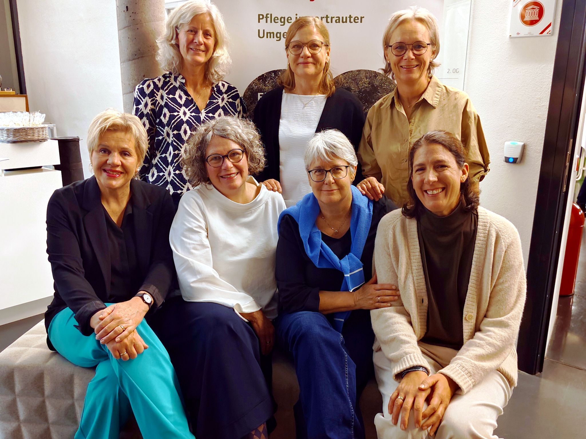 Oben Brigitte Gabriel, Isabella Erhart, Ingrid Amann. Unten Vizebürgermeisterin Michaela Gort, Pflegeleiterin Barbara Martin, Monika Seeberger, Renate Bischof.
