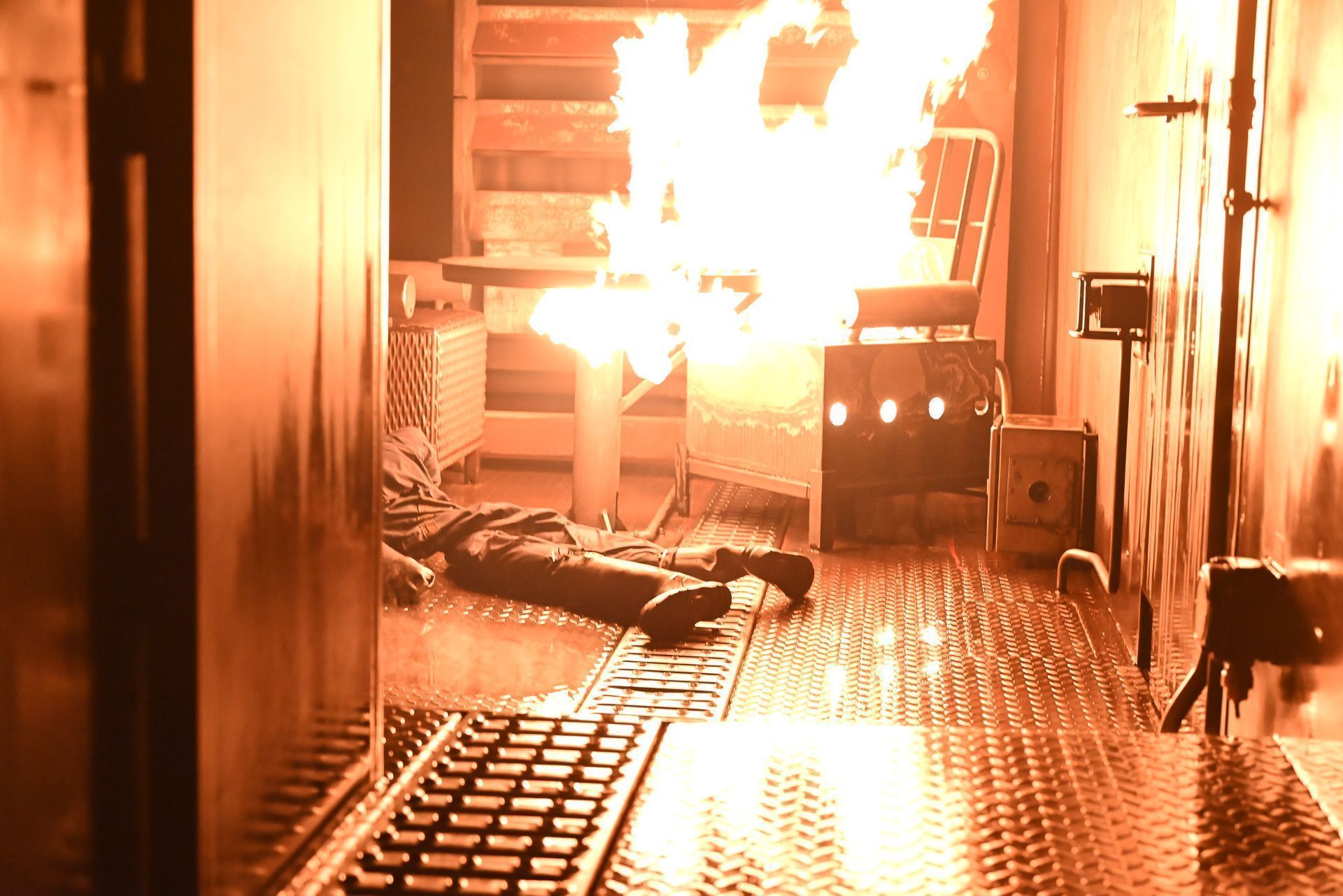 Per Knopfdruck kann Feuer entzündet werden. Die Übung wird durchgehend überwacht.