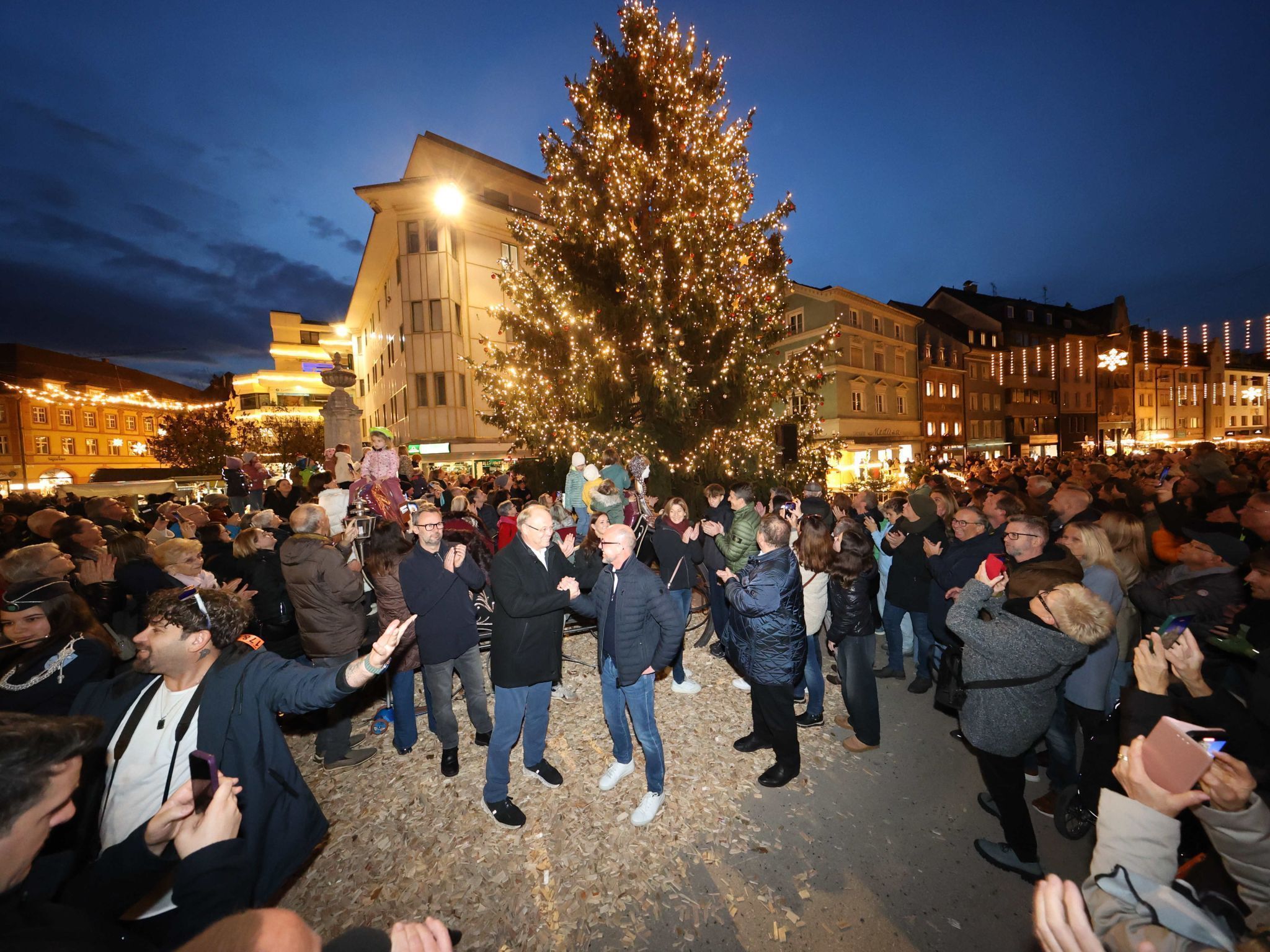 Mit einem Handschlag gaben die Bürgermeister das Zeichen zum Einschalten der Lichter.