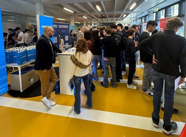 Über 300 Schülerinnen und Schüler der HAK/HAS Feldkirch informierten sich am über berufliche und ausbildungstechnische Perspektiven in der Region. (Foto: HAK Feldkirch) (Bildergalerie)