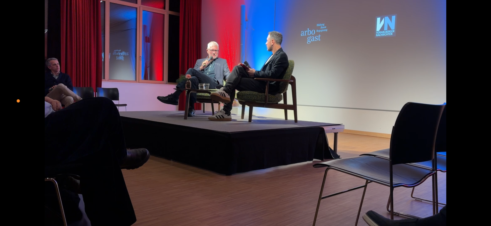 Harald Walser diskutierte mit den Gästen und VN-Politikchef Michael Prock über die aktuelle politische Situation.