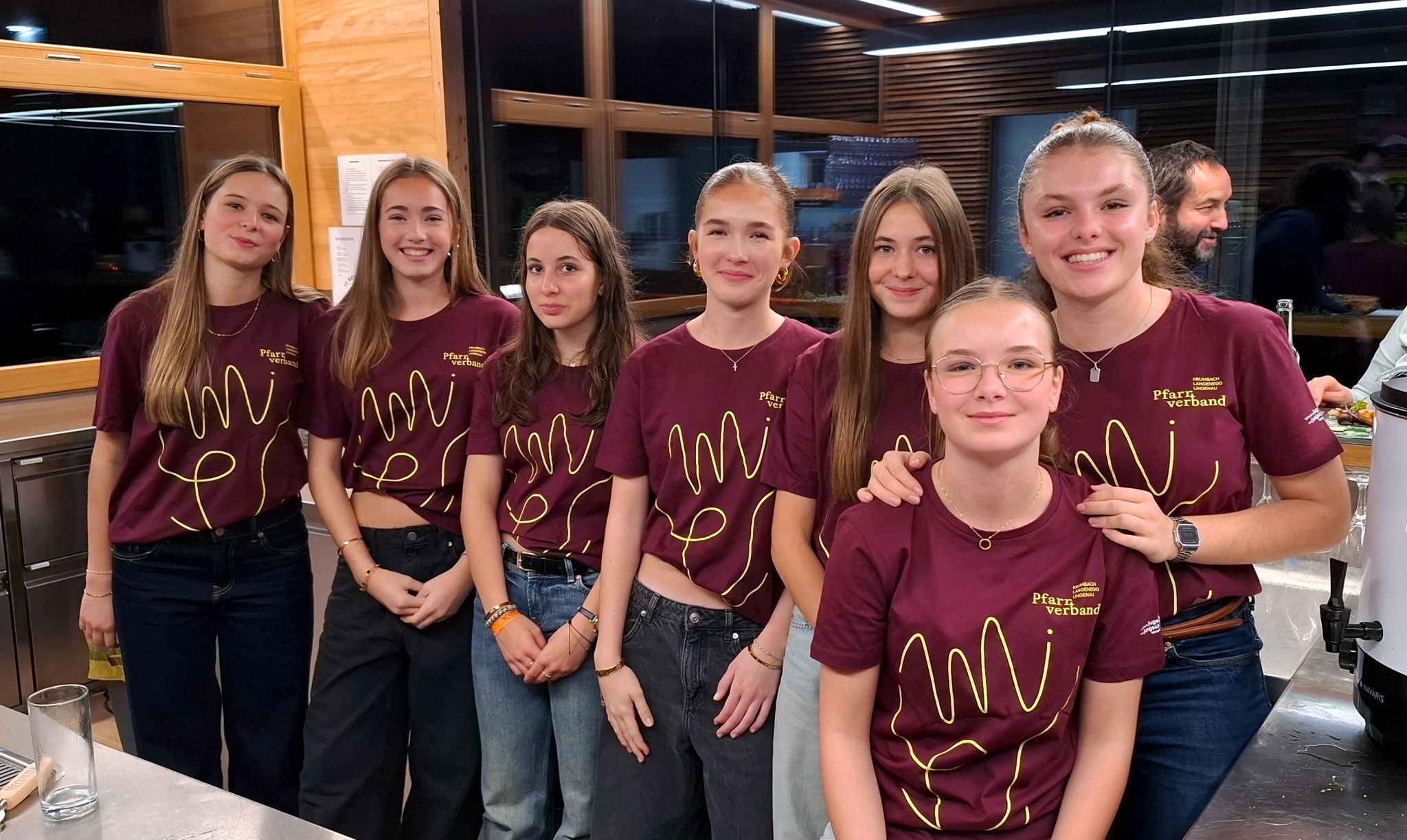 Ministranten, Firmlinge und Jugendliche aus dem Pfarrverband halfen fleißig mit.