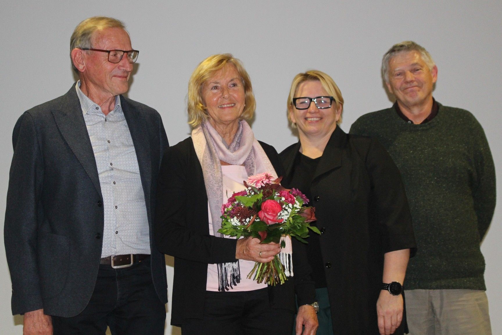 Per Ende 2025 wird Walter Rüf (im Bild mit Gattin Monika), seit 2013 Geschäftsführer der GesmbH, diese Funktion an Susanne Knünz-Kopf übergeben. Rechts im Bild Obmann Oskar Müller.   