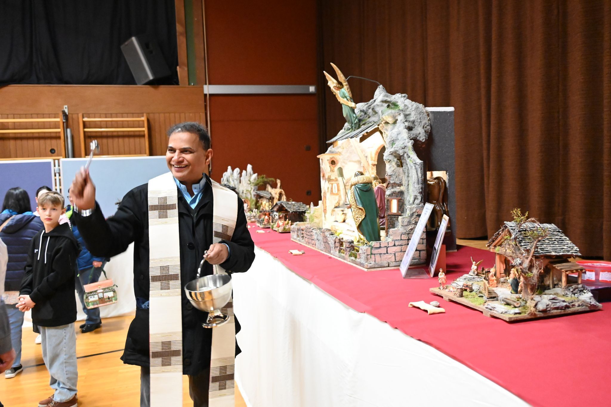 Pfarrer Jose Chelangara segnete die Krippen und Besucher.