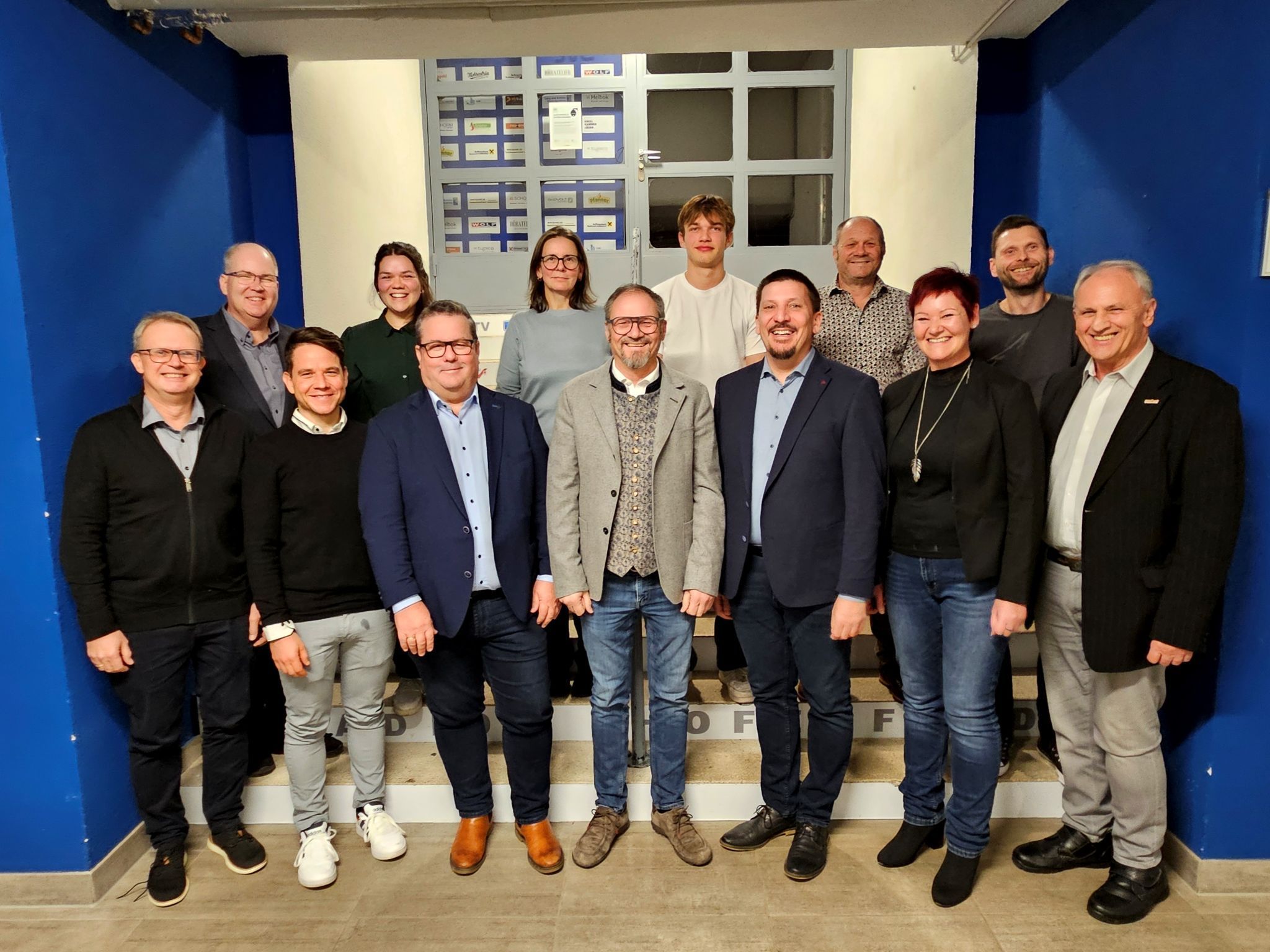 Der neu gewählte Musikvereinsausschusses mit Michael Schmid, Kapellmeister Rafael Ohmayer, Vizevorstand Achim Langegg, Vorstand Helmut Immler, Volker Stefani, Caroline Stefani und Ehrenvorstand Wolfram Baldauf (1. Reihe von links); Martin Mark, Paula Hehle, Michaela Schmid, Lorenz Sigg, Roland Immler und Patrick Niederkofler (2. Reihe von links).