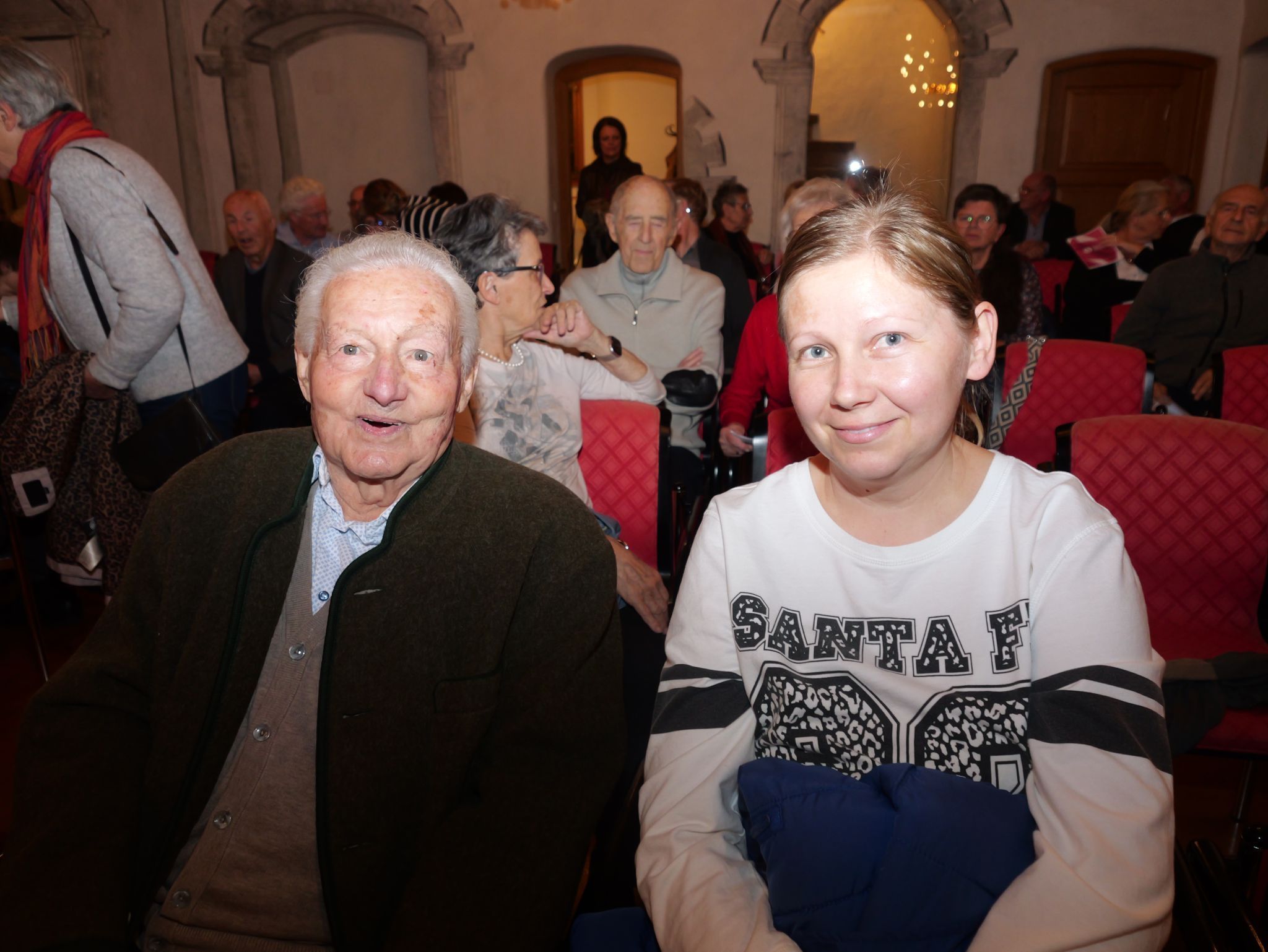 Auch Georg Ludescher mit Pflegerin Estera besuchte das Konzert.