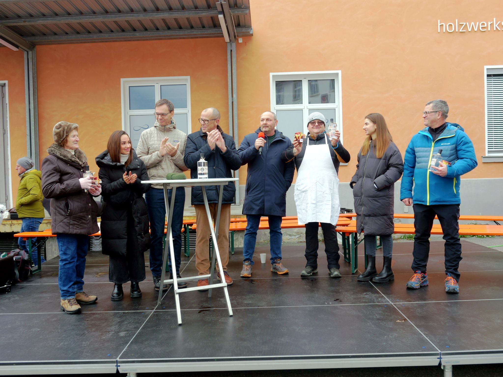 Fröhlich wurden die 30-jährigen Marktjubilare auf der Bühne gefeiert.