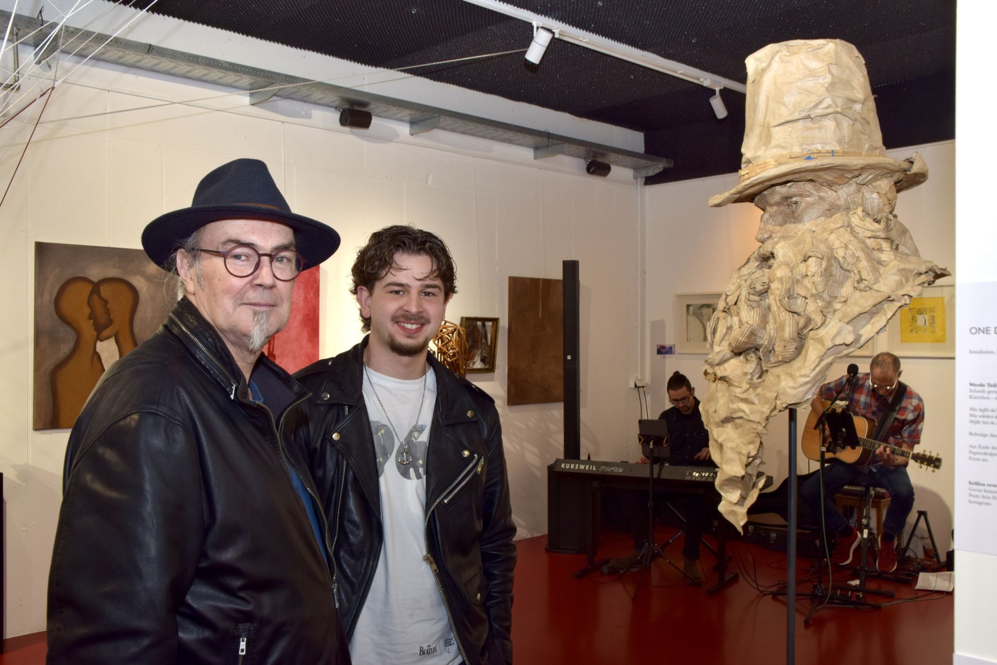 Tom Josepf und David Mikic. Kunstwerk: „Fleeting Identity“ - Silikonabformung, Hohlaufbau mit Pappmaschee und Verpackungskarton, Höhe: ca . 70 cm, Unikat.