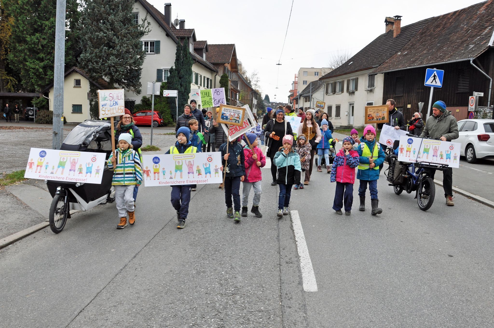 Gemeinsam forderten Anrainer und Eltern Tempo 30 und bessere Schutzmaßnahmen für Kinder.