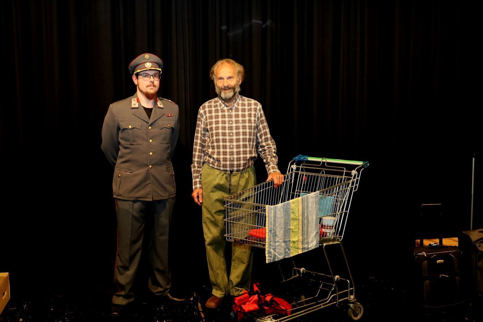 Polizist Konrad (Pascal Fellier) – ein typischer Polizist der sich strikt an die Anweisungen, Gesetze und Verordnungen hält und Reinhold (Erhard Ploss) – ein Landstreicher. Er „wohnt“ im/am Bahnhof