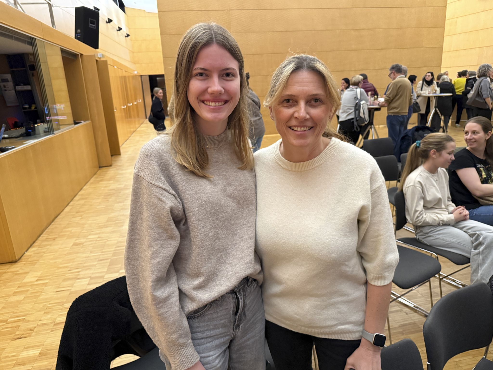 Julia und Cornelia Bader lauschten Engelmanns Worten