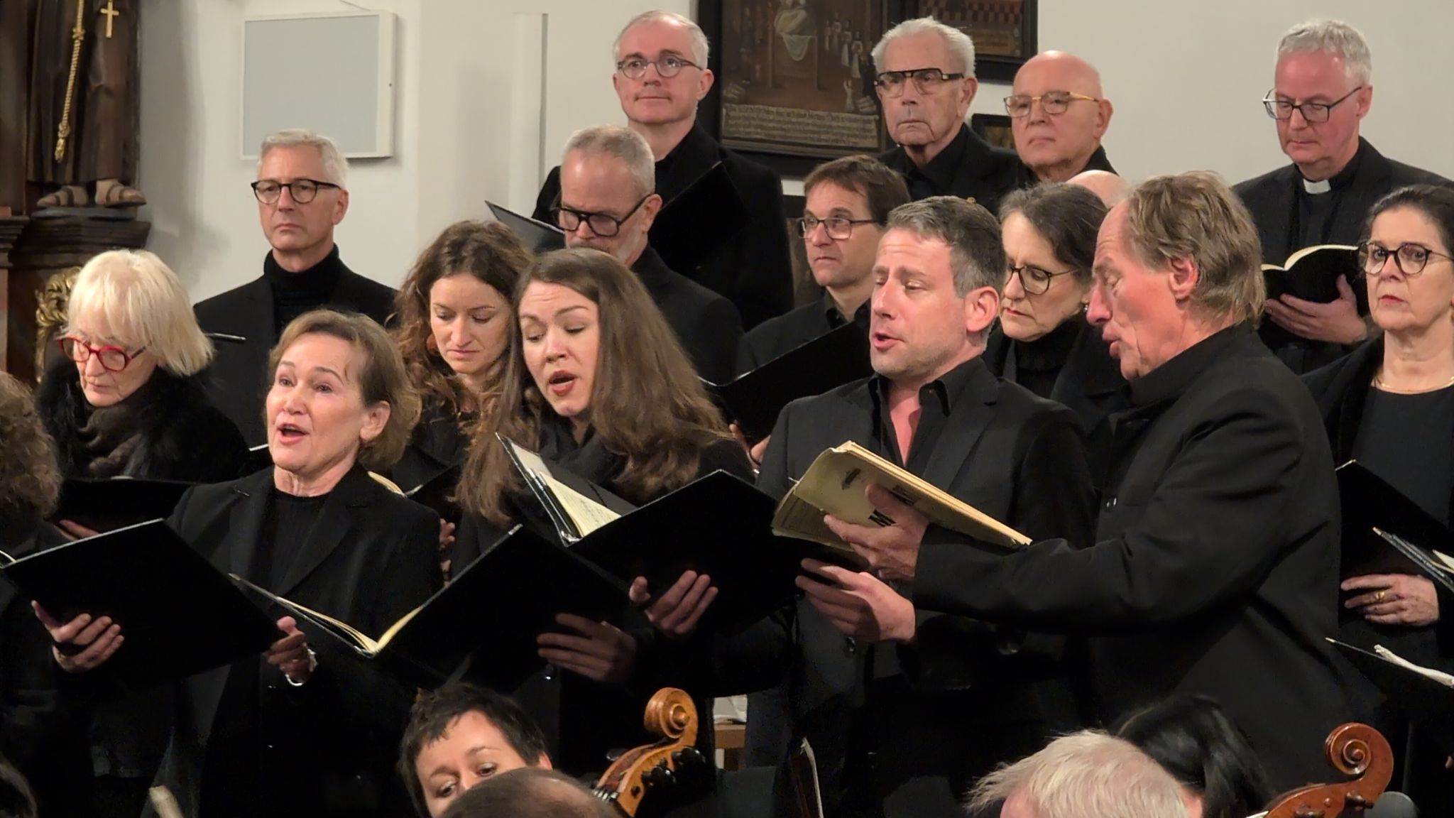 Der Projektchor mit den vier Solisten begeisterte das Publikum.