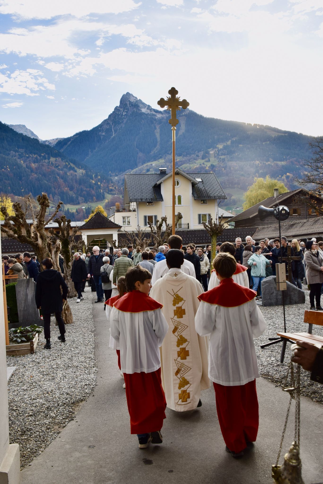 Kaplan Albert Joseph Jesuraj mit den Ministrierenden am Schrunser Friedhof, wo sie nach der Gräbersegnung um Spenden für das „Schwarze Kreuz - Kriegsgräberfürsorge“ baten.