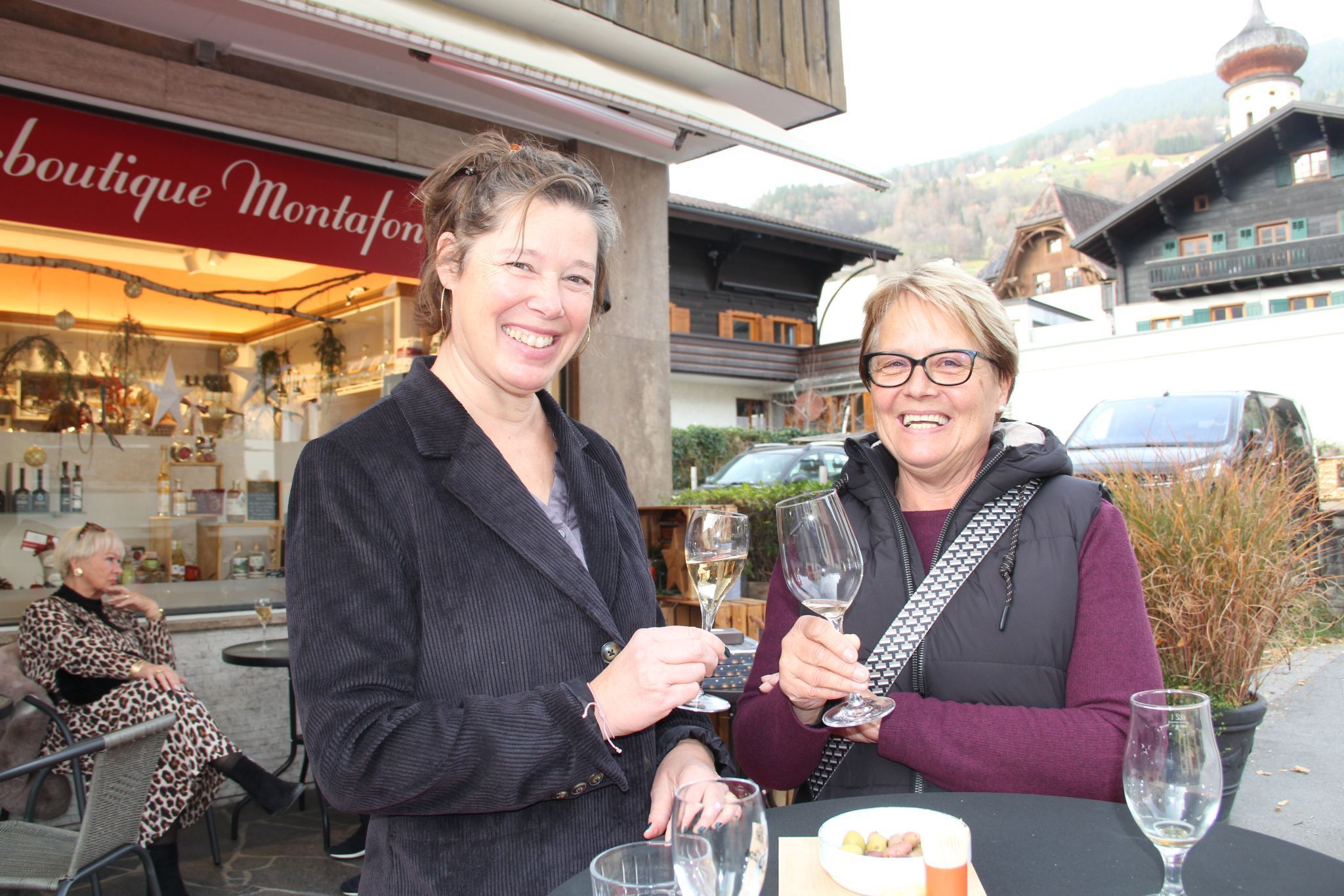 Sabine Burtscher und Erika Scheibenstock genossen die gemütliche Atmosphäre in und vor der Genussboutique Montafon.